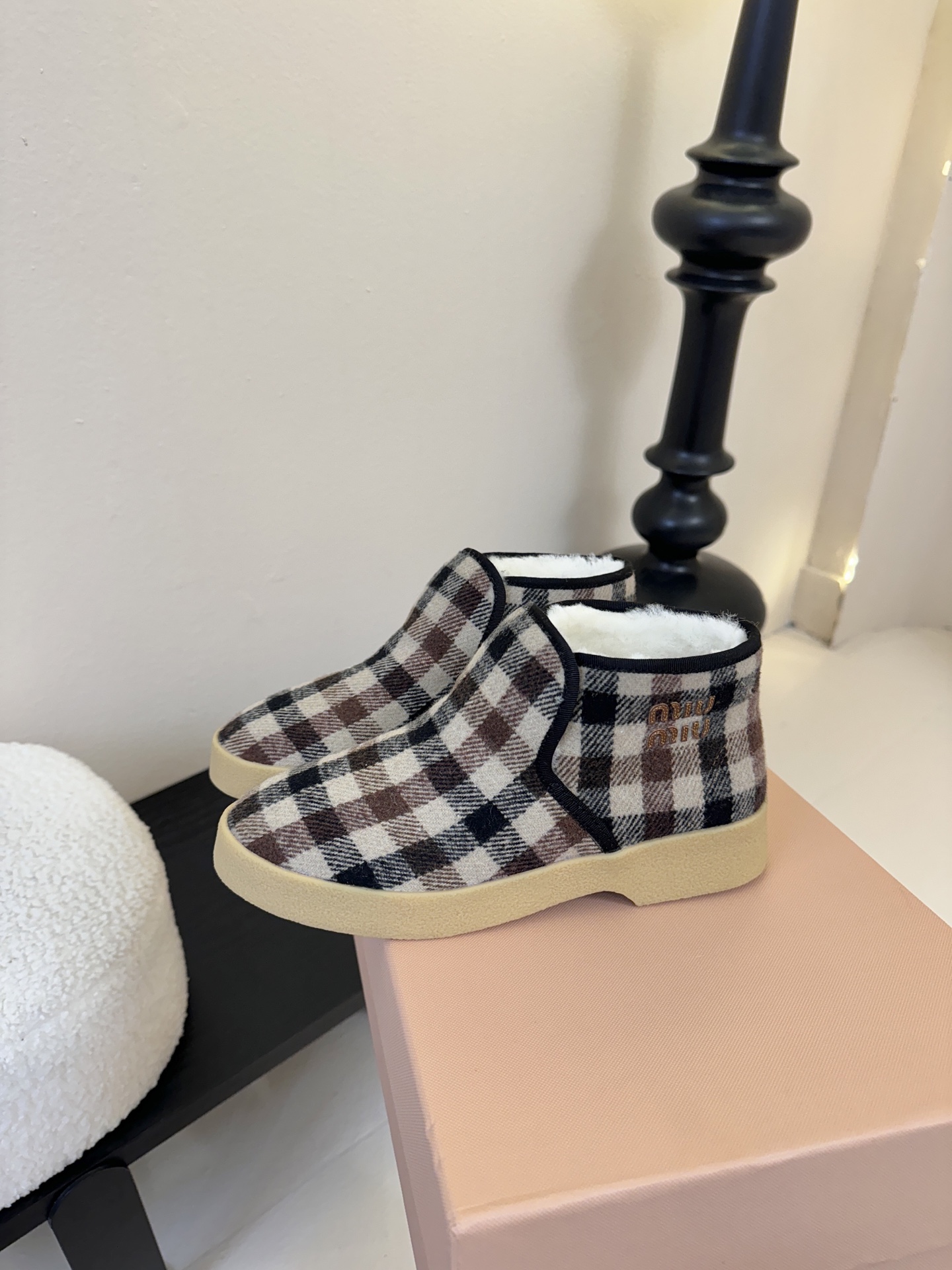 miumiu缪缪毛拖鞋2025秋冬新款棉鞋毛毛靴来自Miu Miu系列的细节特写 新季的潮流要素与此刻挚