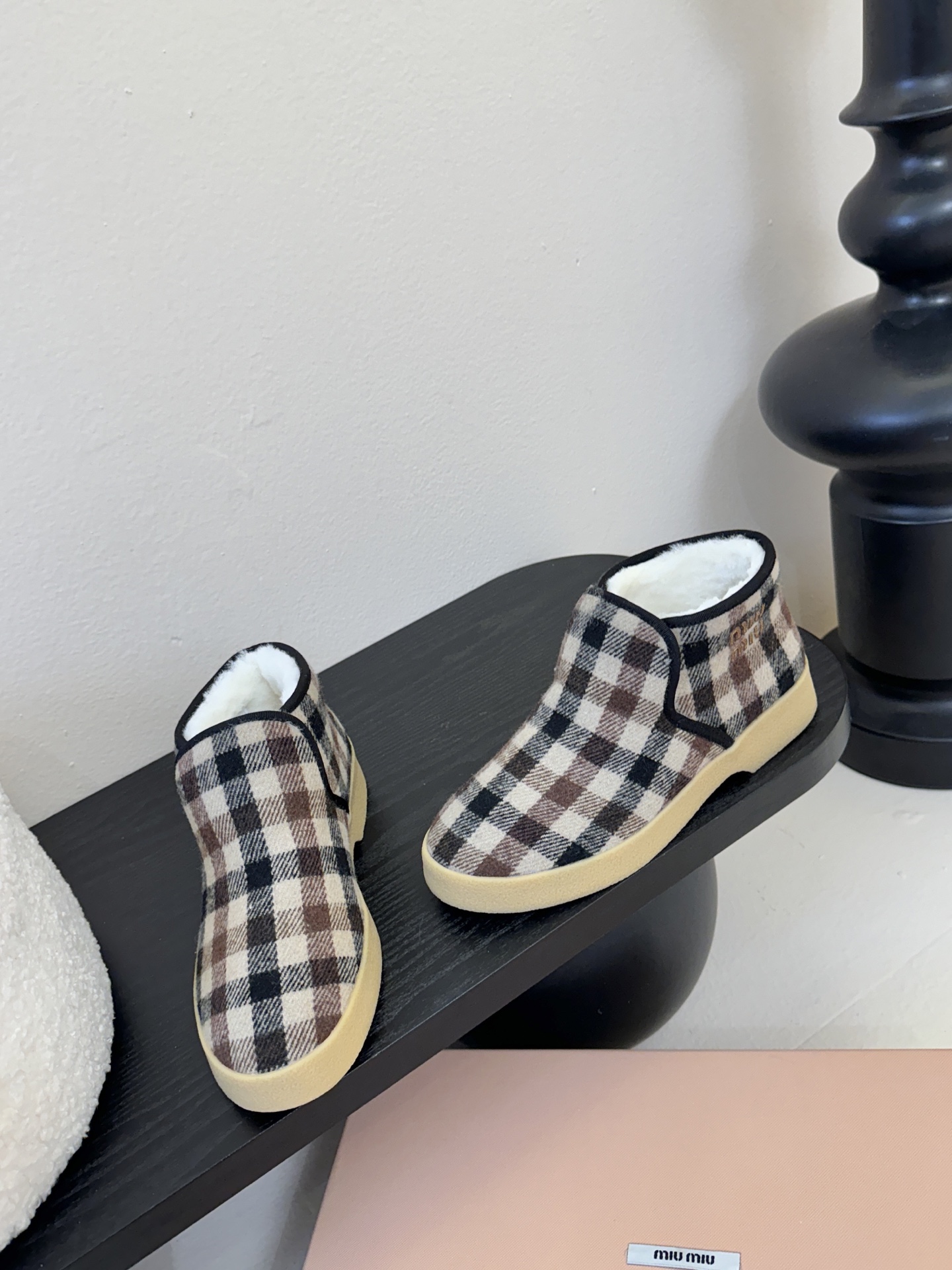 miumiu缪缪毛拖鞋2025秋冬新款棉鞋毛毛靴来自Miu Miu系列的细节特写 新季的潮流要素与此刻挚