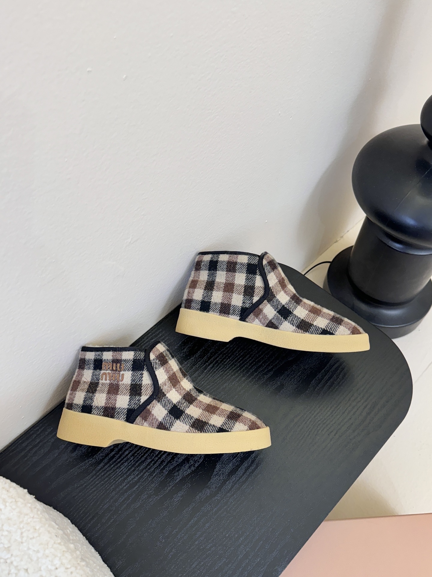 miumiu缪缪毛拖鞋2025秋冬新款棉鞋毛毛靴来自Miu Miu系列的细节特写 新季的潮流要素与此刻挚