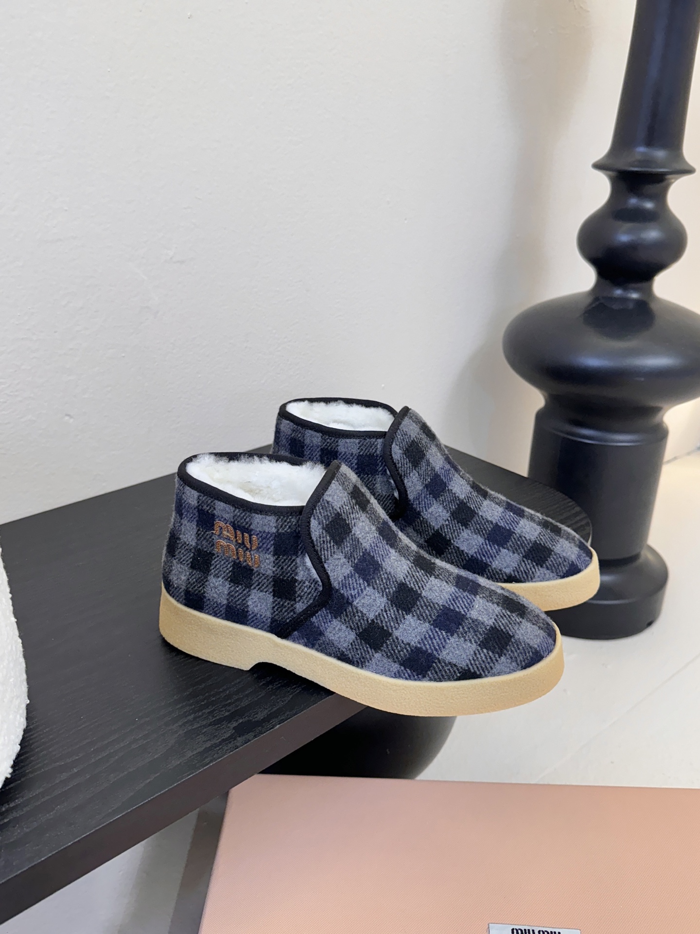 miumiu缪缪毛拖鞋2025秋冬新款棉鞋毛毛靴来自Miu Miu系列的细节特写 新季的潮流要素与此刻挚