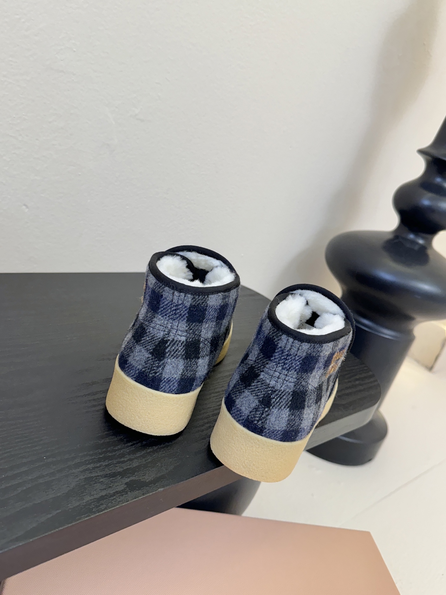 miumiu缪缪毛拖鞋2025秋冬新款棉鞋毛毛靴来自Miu Miu系列的细节特写 新季的潮流要素与此刻挚