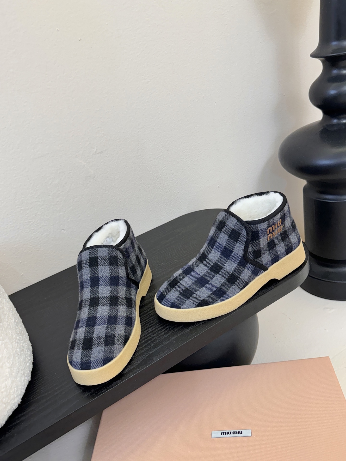 miumiu缪缪毛拖鞋2025秋冬新款棉鞋毛毛靴来自Miu Miu系列的细节特写 新季的潮流要素与此刻挚