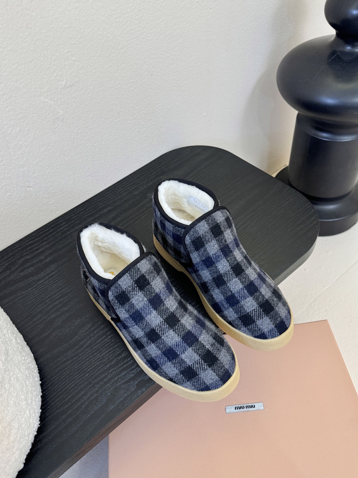 miumiu缪缪毛拖鞋2025秋冬新款棉鞋毛毛靴来自Miu Miu系列的细节特写 新季的潮流要素与此刻挚