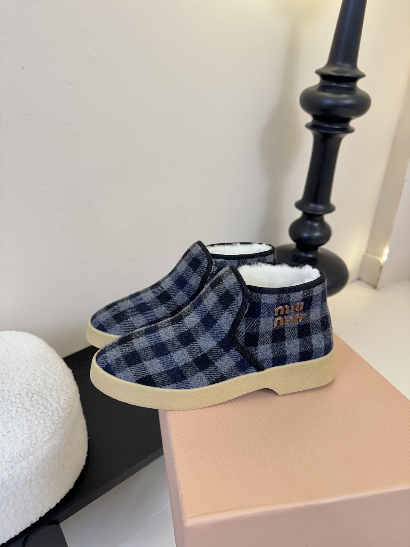 miumiu缪缪毛拖鞋2025秋冬新款棉鞋毛毛靴来自Miu Miu系列的细节特写 新季的潮流要素与此刻挚