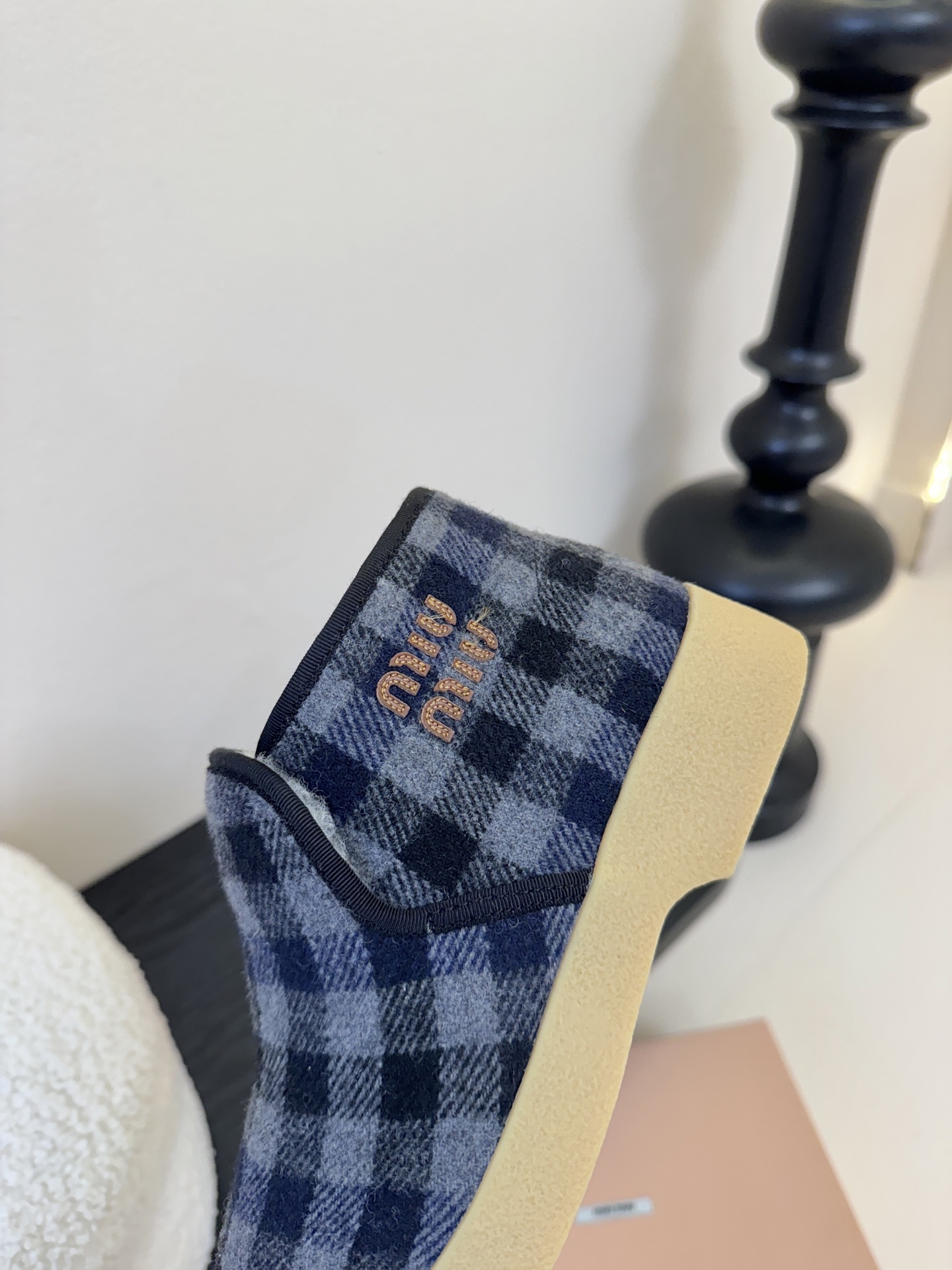 miumiu缪缪毛拖鞋2025秋冬新款棉鞋毛毛靴来自Miu Miu系列的细节特写 新季的潮流要素与此刻挚