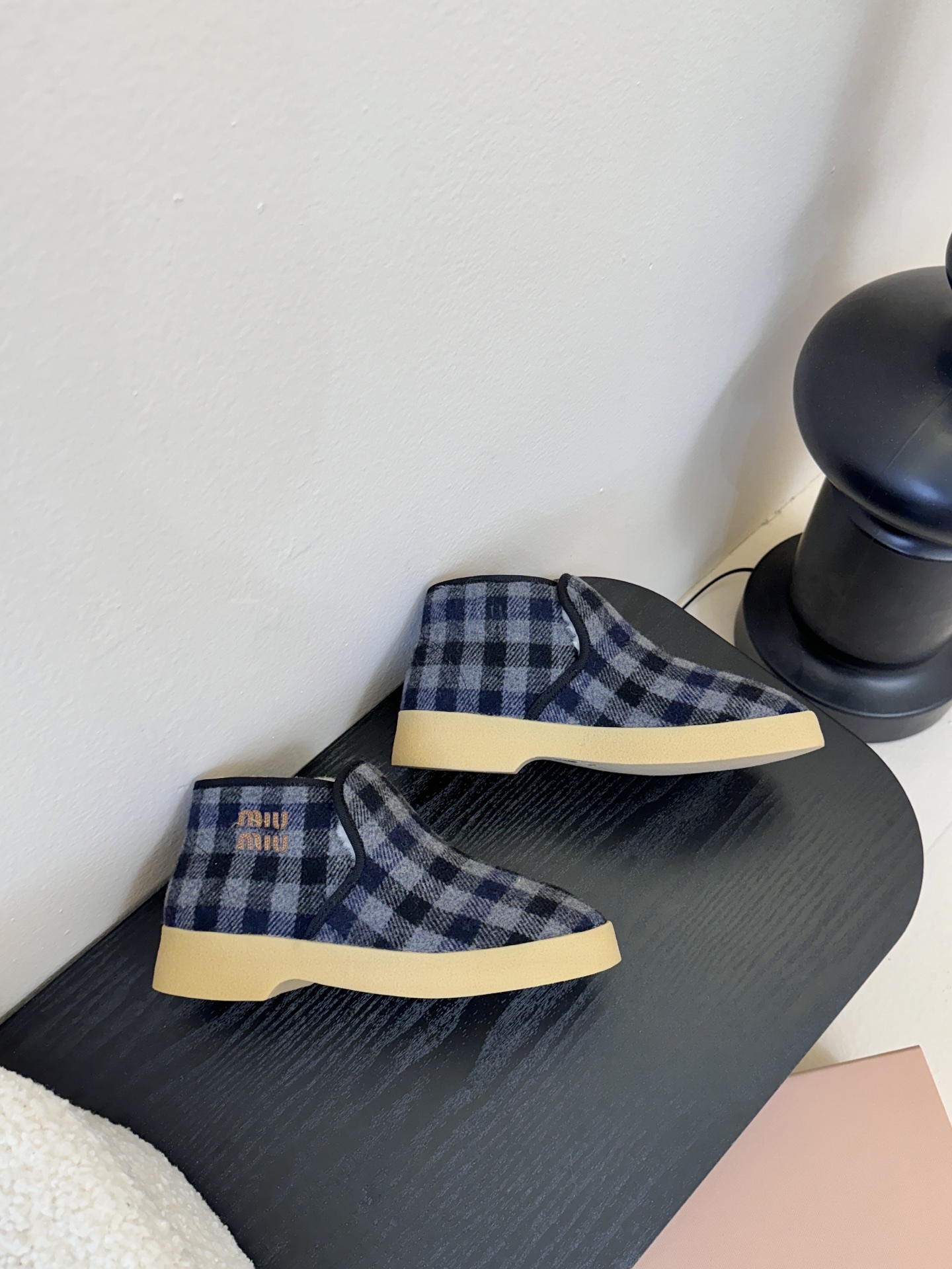 miumiu缪缪毛拖鞋2025秋冬新款棉鞋毛毛靴来自Miu Miu系列的细节特写 新季的潮流要素与此刻挚