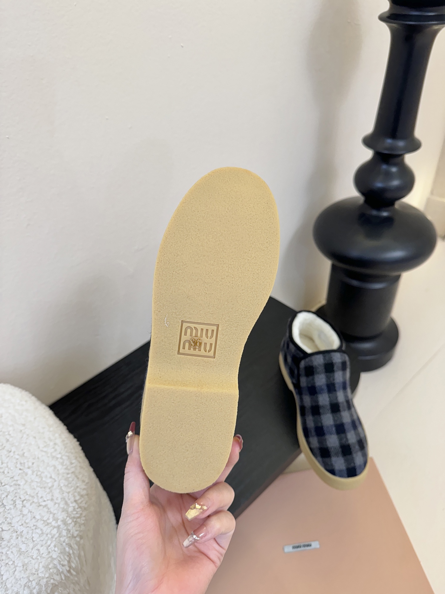 miumiu缪缪毛拖鞋2025秋冬新款棉鞋毛毛靴来自Miu Miu系列的细节特写 新季的潮流要素与此刻挚