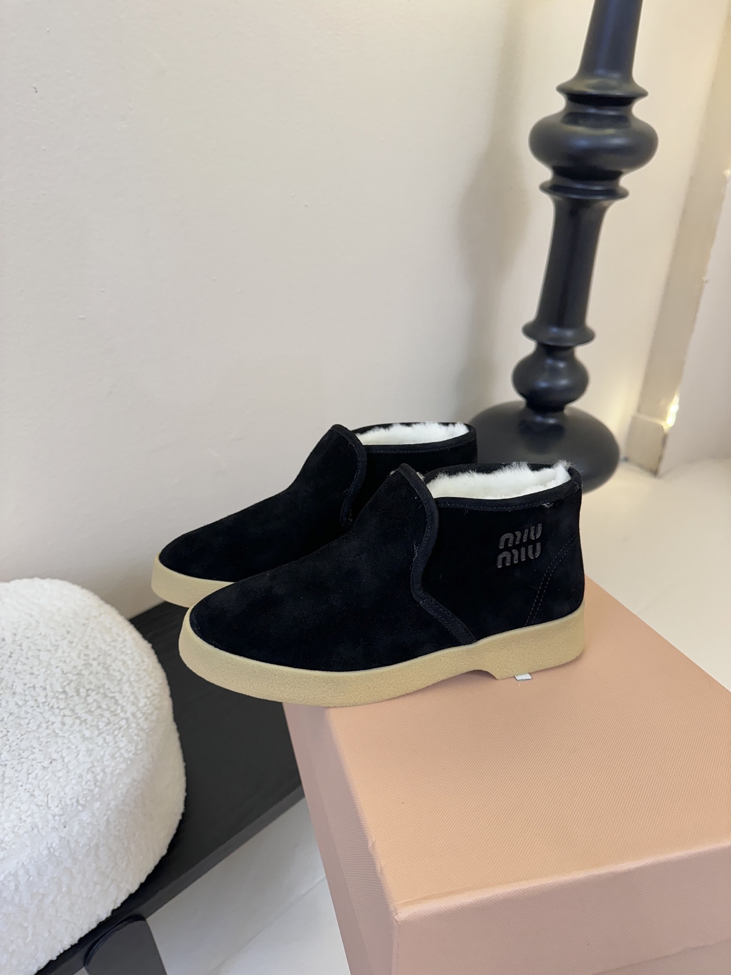 miumiu缪缪毛拖鞋2025秋冬新款棉鞋毛毛靴来自Miu Miu系列的细节特写 新季的潮流要素与此刻挚