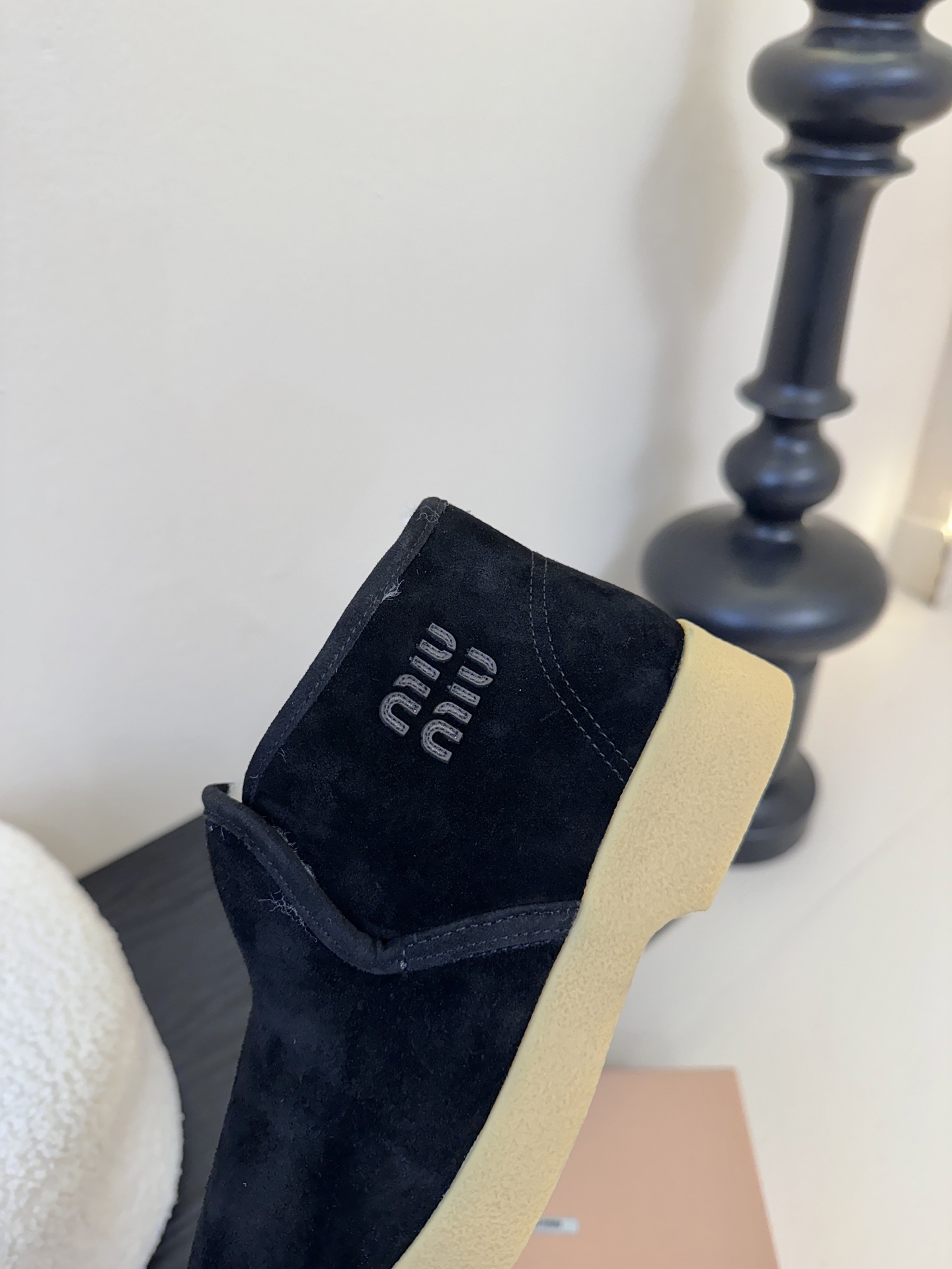 miumiu缪缪毛拖鞋2025秋冬新款棉鞋毛毛靴来自Miu Miu系列的细节特写 新季的潮流要素与此刻挚