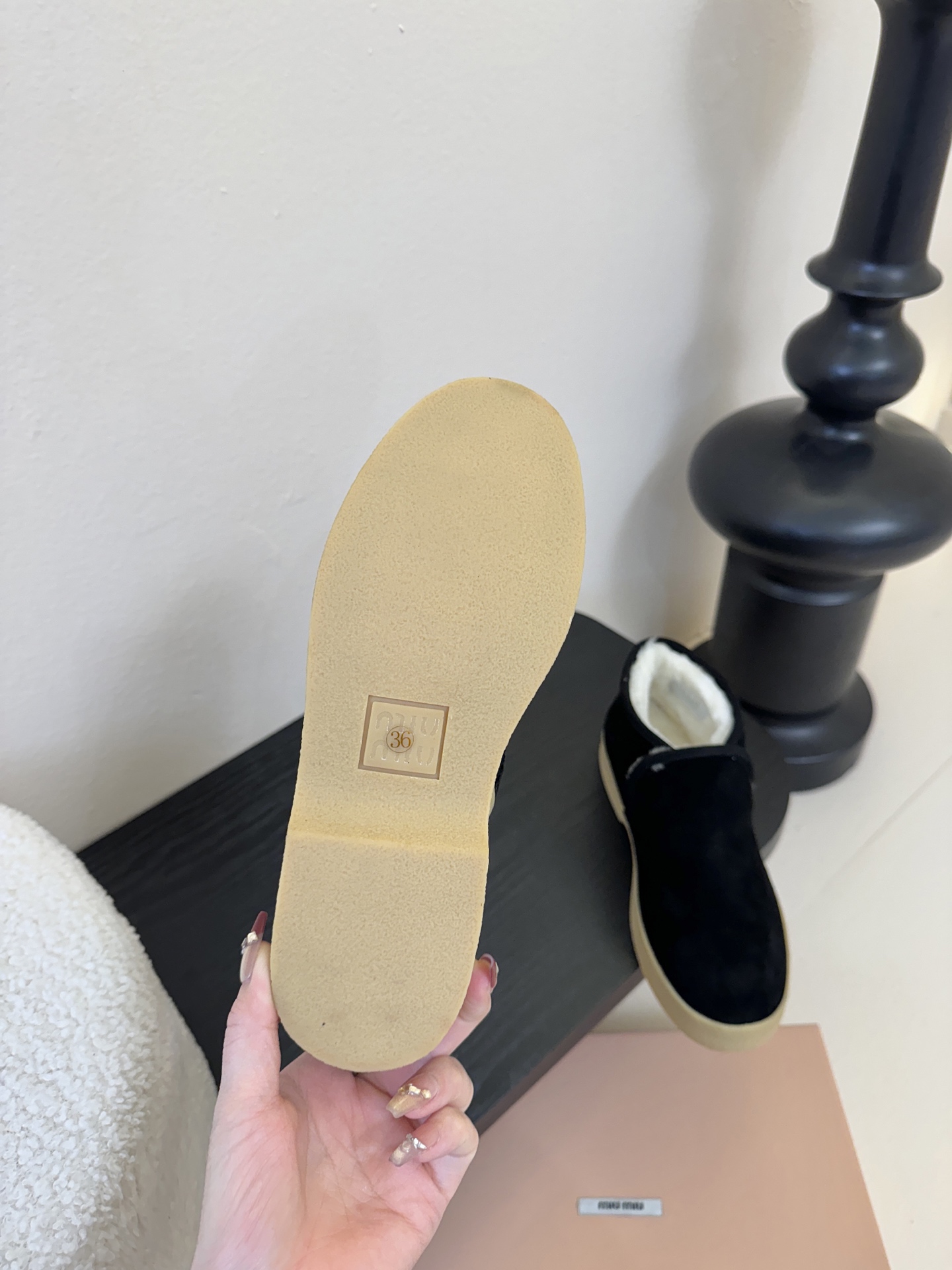 miumiu缪缪毛拖鞋2025秋冬新款棉鞋毛毛靴来自Miu Miu系列的细节特写 新季的潮流要素与此刻挚