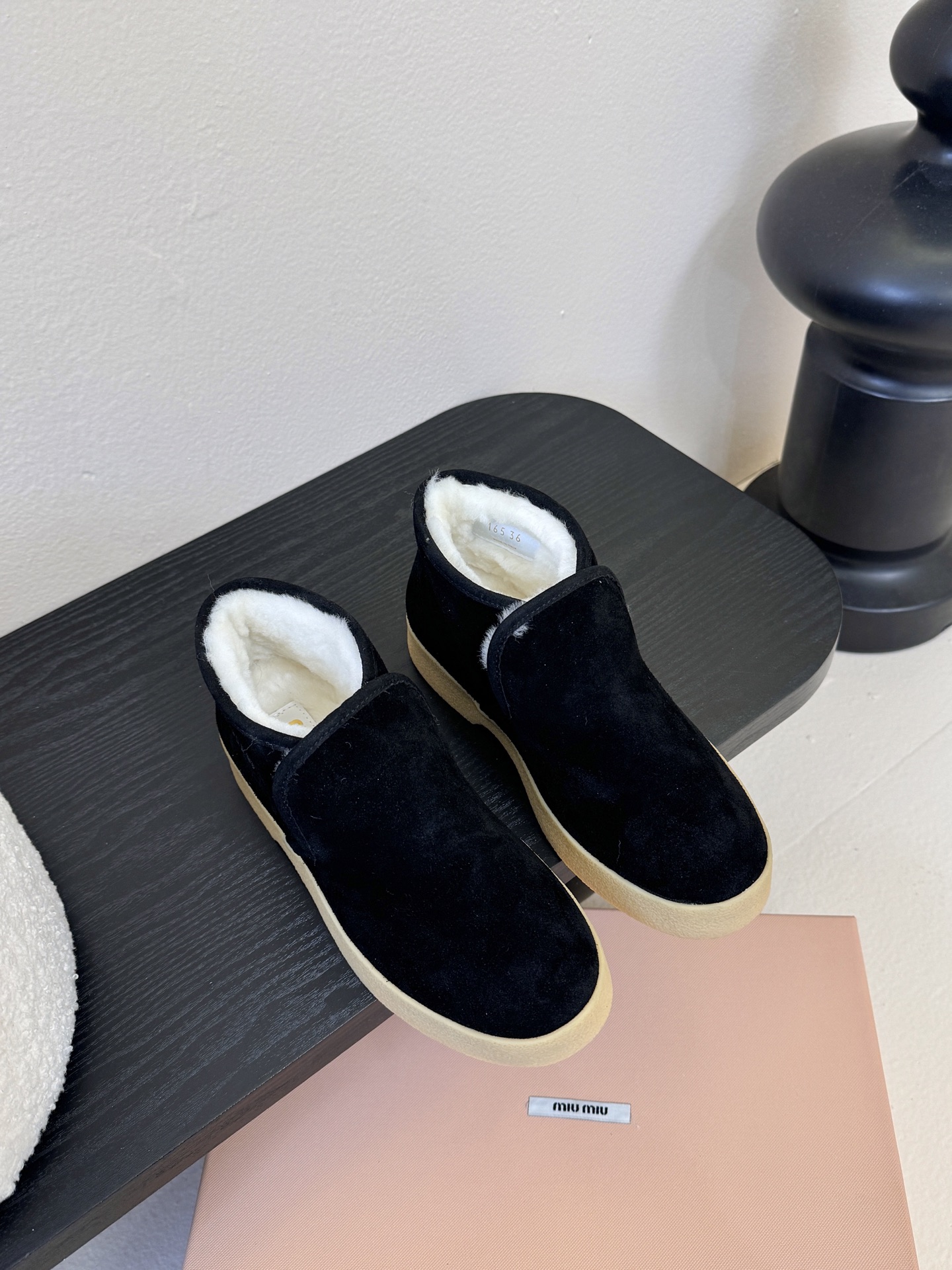 miumiu缪缪毛拖鞋2025秋冬新款棉鞋毛毛靴来自Miu Miu系列的细节特写 新季的潮流要素与此刻挚