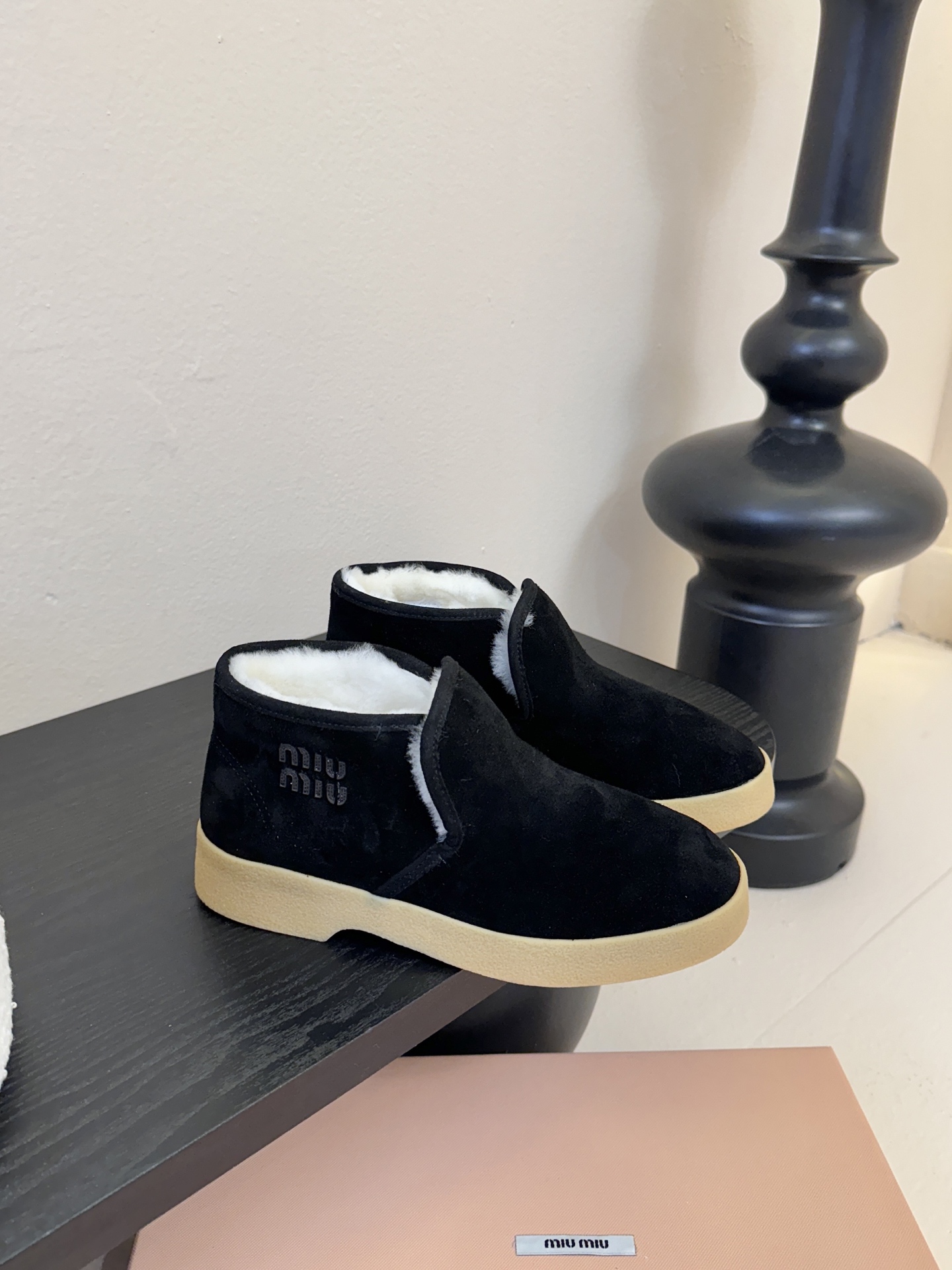 miumiu缪缪毛拖鞋2025秋冬新款棉鞋毛毛靴来自Miu Miu系列的细节特写 新季的潮流要素与此刻挚