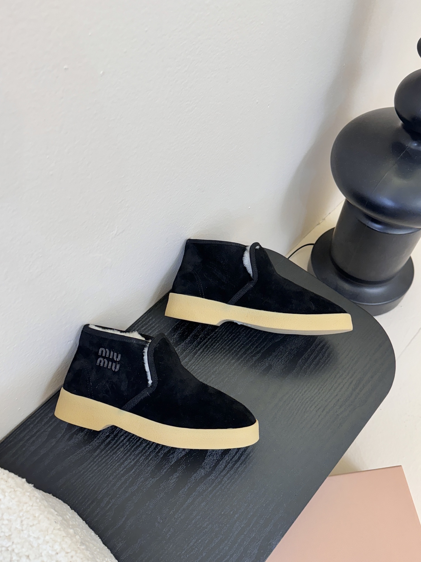 miumiu缪缪毛拖鞋2025秋冬新款棉鞋毛毛靴来自Miu Miu系列的细节特写 新季的潮流要素与此刻挚