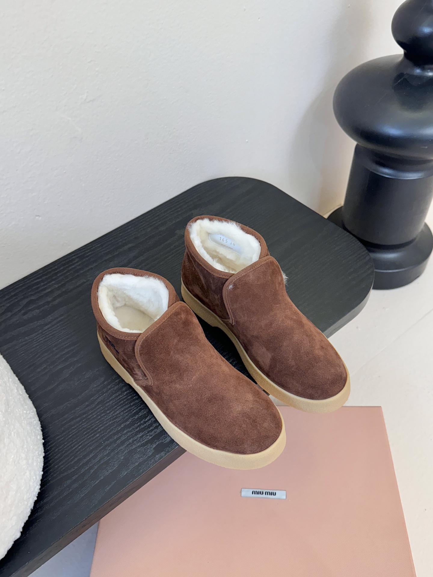 miumiu缪缪毛拖鞋2025秋冬新款棉鞋毛毛靴来自Miu Miu系列的细节特写 新季的潮流要素与此刻挚