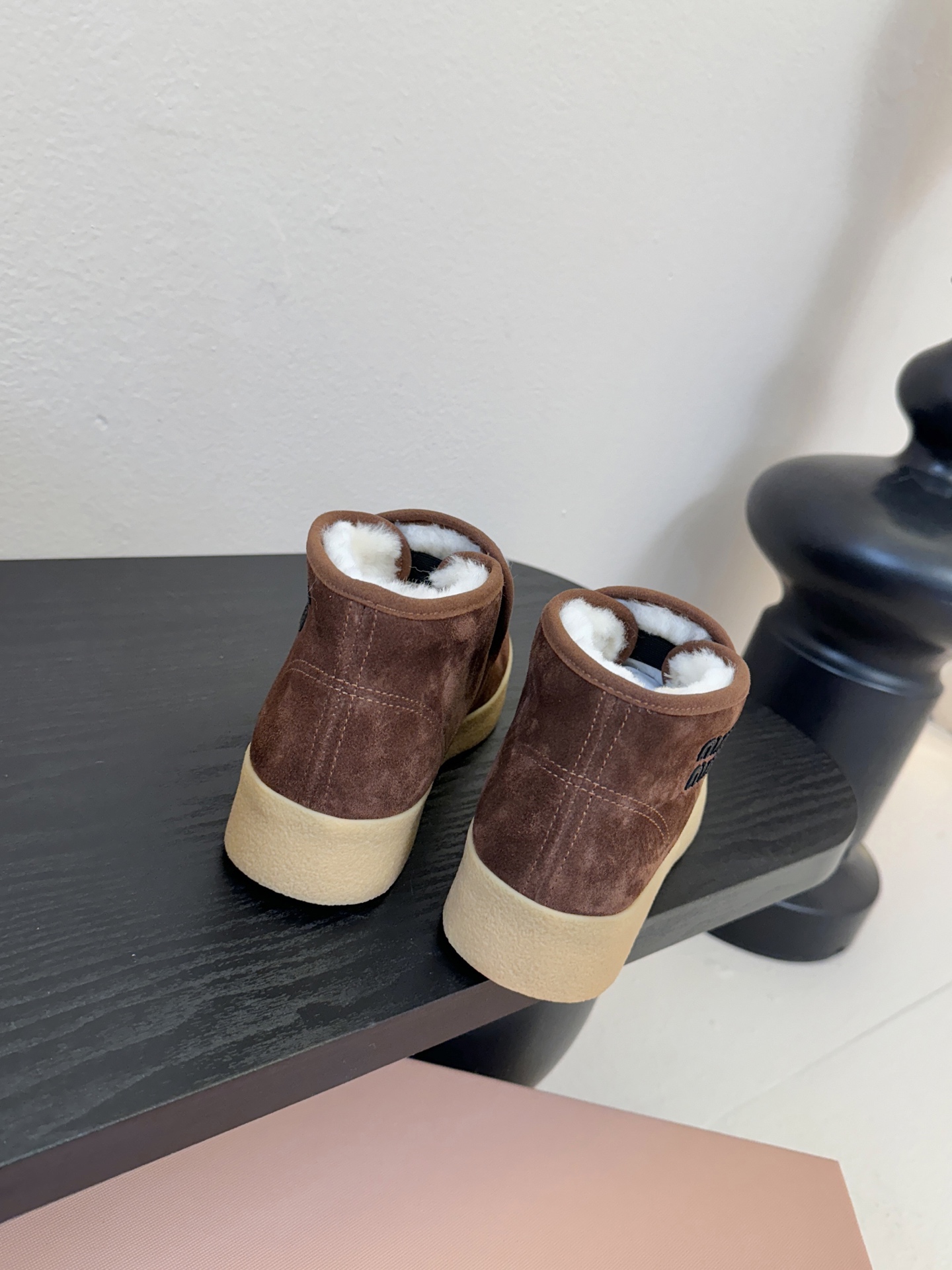 miumiu缪缪毛拖鞋2025秋冬新款棉鞋毛毛靴来自Miu Miu系列的细节特写 新季的潮流要素与此刻挚