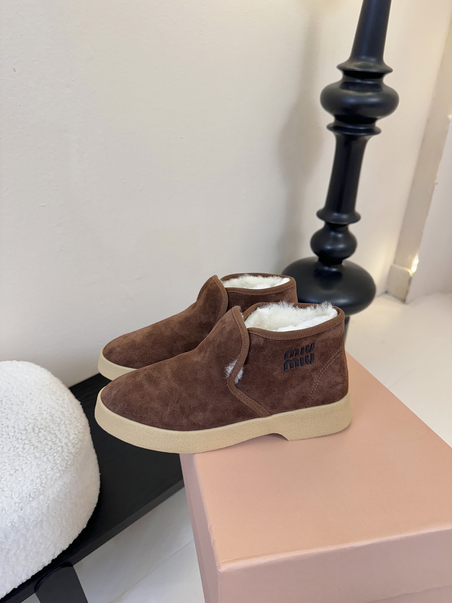 miumiu缪缪毛拖鞋2025秋冬新款棉鞋毛毛靴来自Miu Miu系列的细节特写 新季的潮流要素与此刻挚