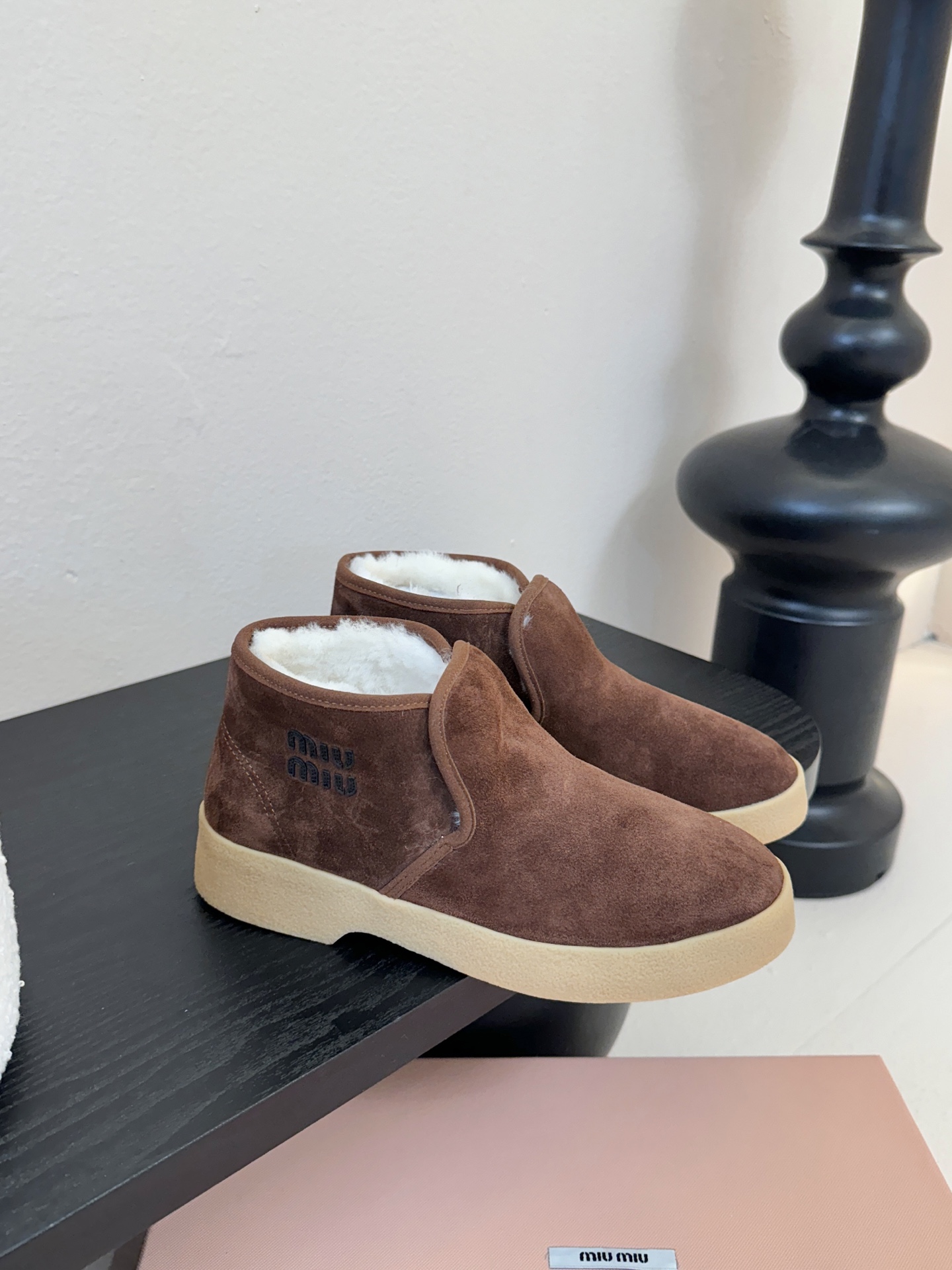 miumiu缪缪毛拖鞋2025秋冬新款棉鞋毛毛靴来自Miu Miu系列的细节特写 新季的潮流要素与此刻挚