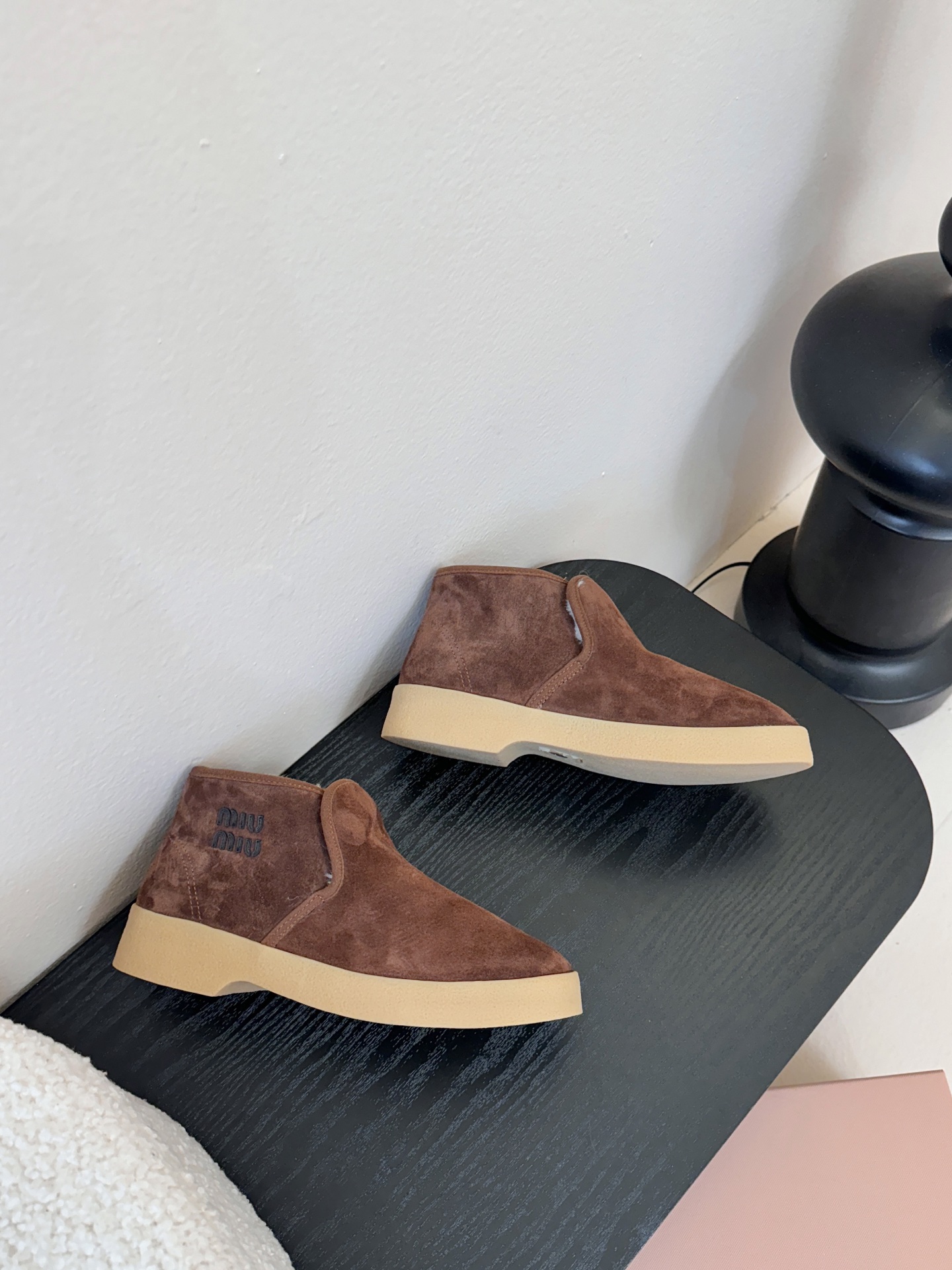 miumiu缪缪毛拖鞋2025秋冬新款棉鞋毛毛靴来自Miu Miu系列的细节特写 新季的潮流要素与此刻挚