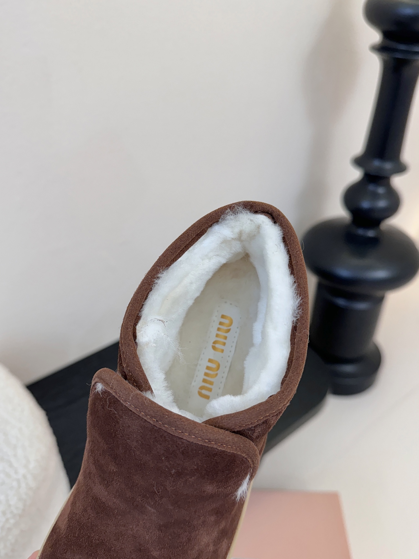 miumiu缪缪毛拖鞋2025秋冬新款棉鞋毛毛靴来自Miu Miu系列的细节特写 新季的潮流要素与此刻挚