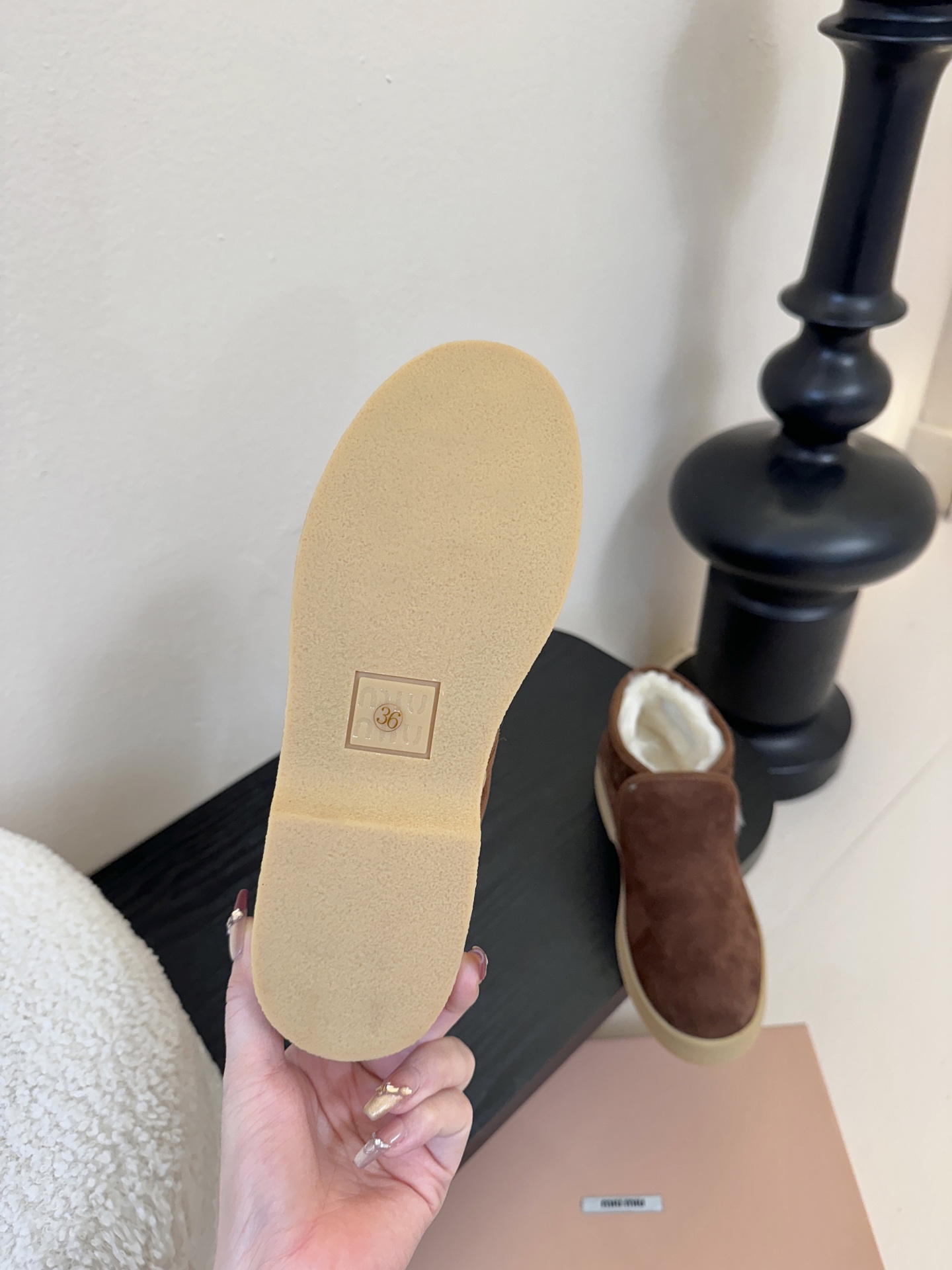 miumiu缪缪毛拖鞋2025秋冬新款棉鞋毛毛靴来自Miu Miu系列的细节特写 新季的潮流要素与此刻挚