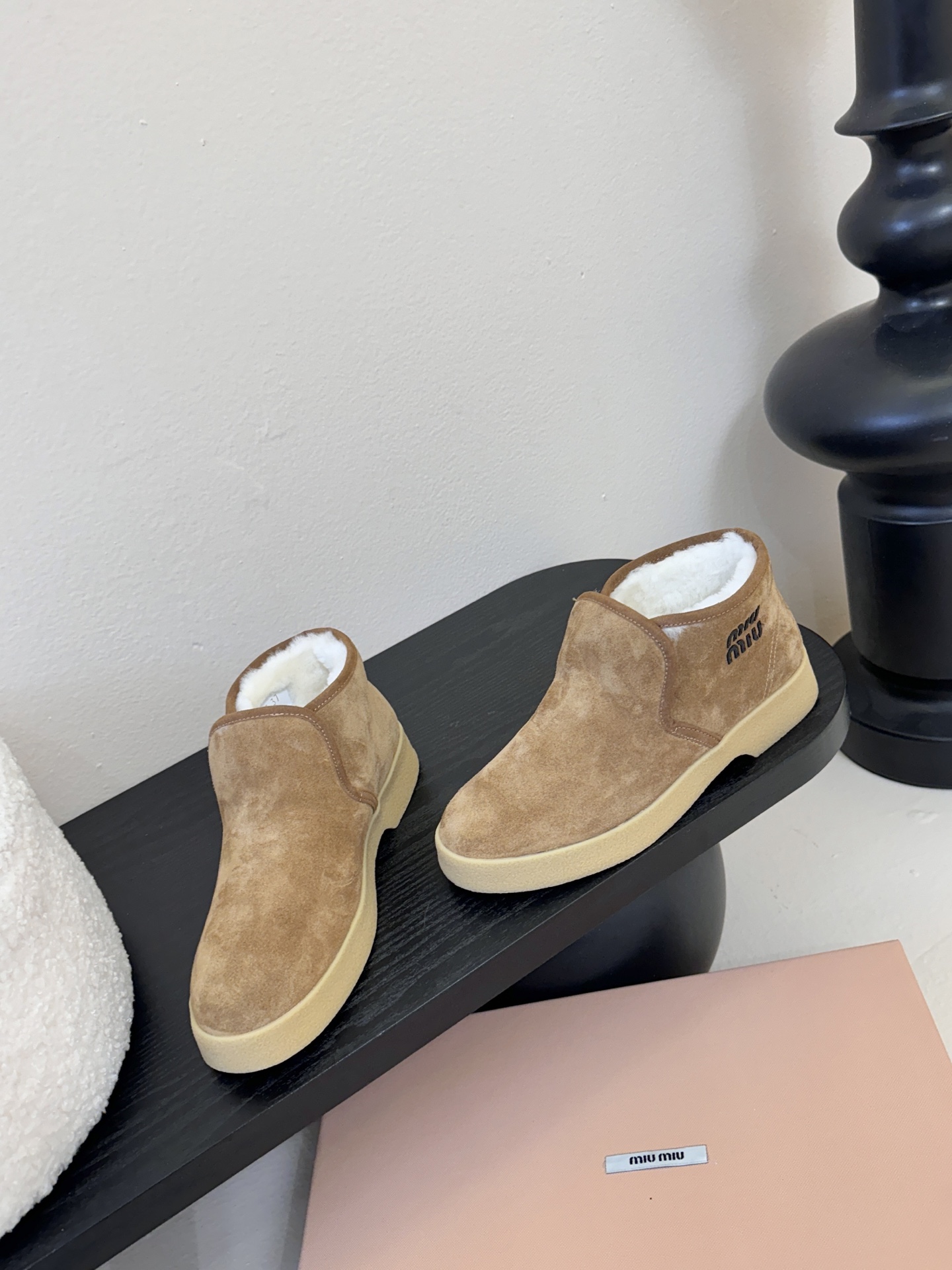 miumiu缪缪毛拖鞋2025秋冬新款棉鞋毛毛靴来自Miu Miu系列的细节特写 新季的潮流要素与此刻挚