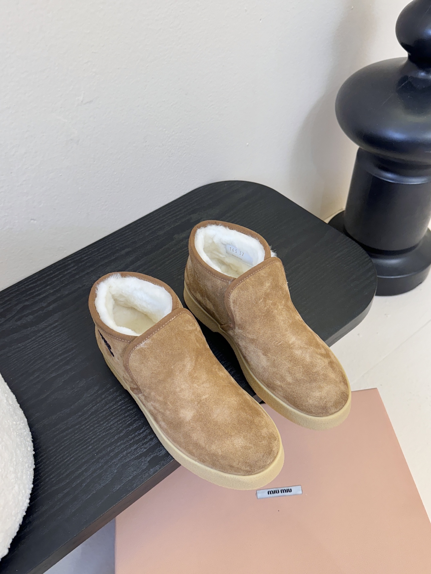 NO:593443,Miu Miu fur slippers 2025 autumn and winter new cotton shoes and fur boots are close-ups of details from the Miu Miu series. The trend elements of the new season collide with the beloved concept of the moment to convey modern style~ It looks good no matter how you wear it. It is a favorite of fashionistas this summer. It does not look very comfortable and is super comfortable on the feet. The fabric is imported from Australia and thickened encrypted wool. The inner lining is original and the outsole is original molded sole.  Size 35-40 (40/41 customized, non-refundable), snow boots, miumiu, boots, slippers19860909miumiu缪缪毛拖鞋2025秋冬新款棉鞋毛毛靴来自Miu Miu系列的细节特写 新季的潮流要素 与此刻挚爱的概念,多元对撞,传达现代风格~ 怎么穿都好看今夏时髦精最爱 看起来不怎么舒服 上脚超级舒服 面料进口澳洲加厚加密羊毛 内里原版内里 大底原版开模鞋底 码数35-40（40/41订做不退换）,雪地靴,miumiu,boots,slippers,Women's Shoes