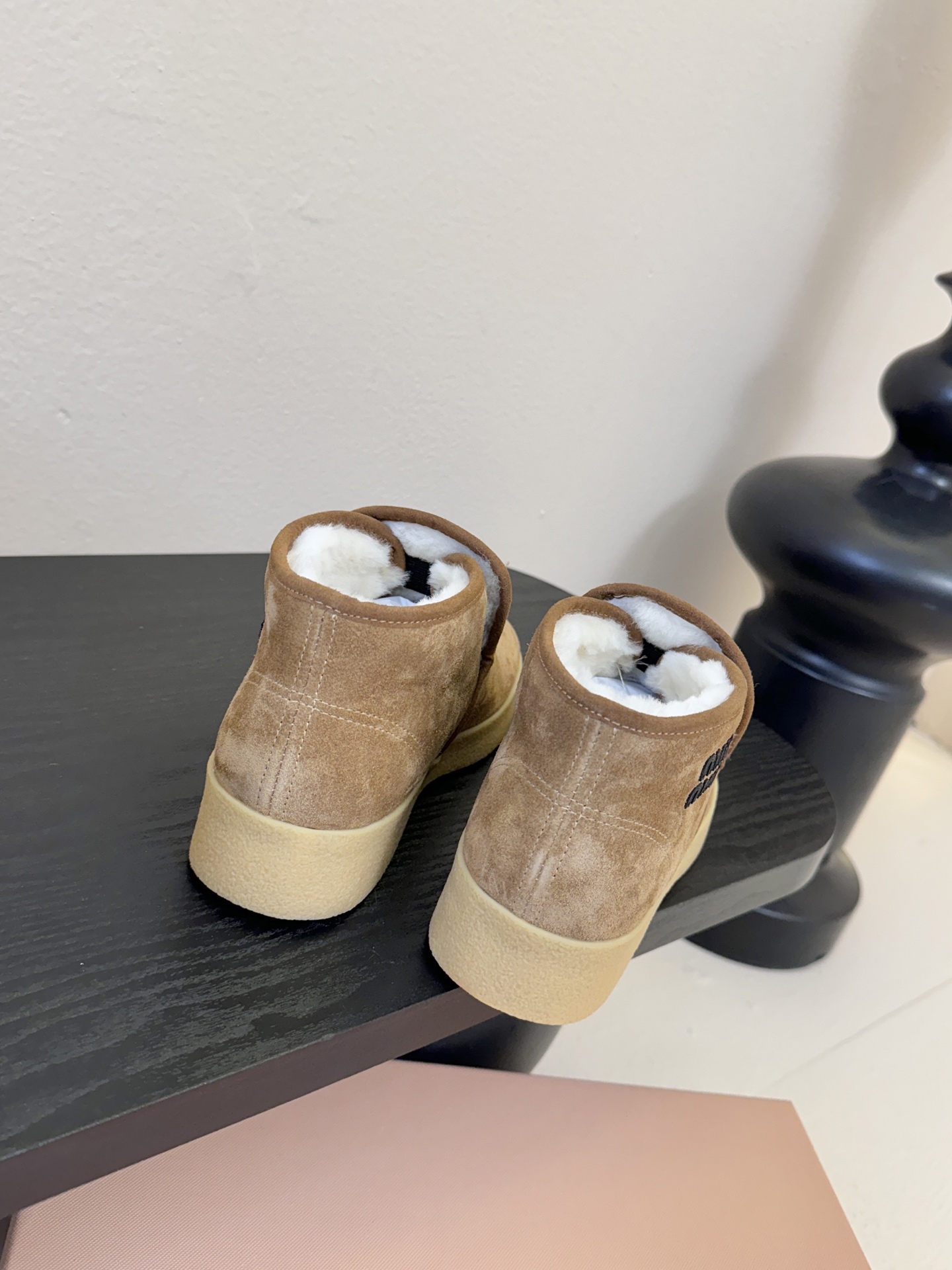 miumiu缪缪毛拖鞋2025秋冬新款棉鞋毛毛靴来自Miu Miu系列的细节特写 新季的潮流要素与此刻挚