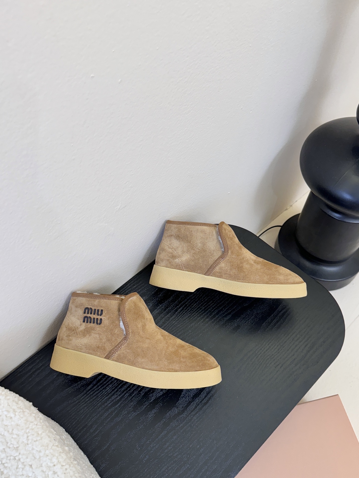 miumiu缪缪毛拖鞋2025秋冬新款棉鞋毛毛靴来自Miu Miu系列的细节特写 新季的潮流要素与此刻挚