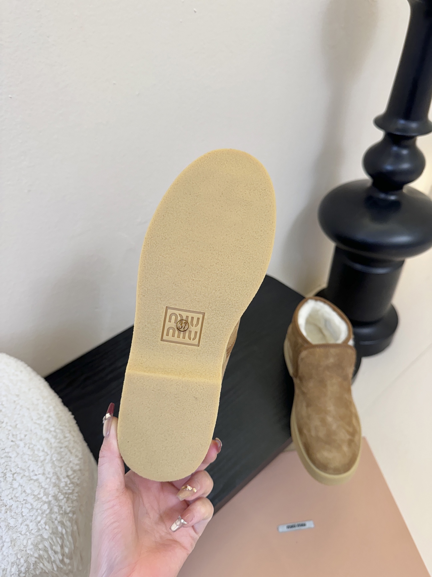 miumiu缪缪毛拖鞋2025秋冬新款棉鞋毛毛靴来自Miu Miu系列的细节特写 新季的潮流要素与此刻挚