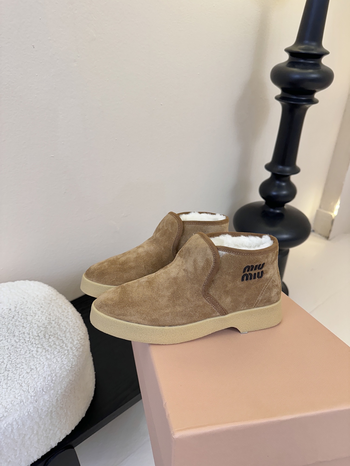 miumiu缪缪毛拖鞋2025秋冬新款棉鞋毛毛靴来自Miu Miu系列的细节特写 新季的潮流要素与此刻挚