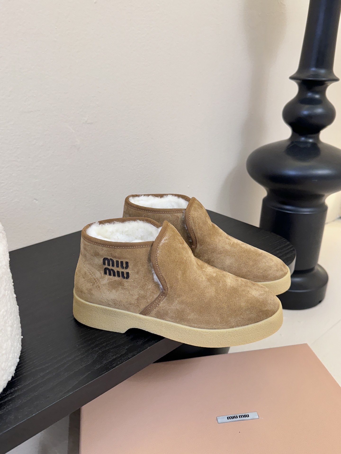 miumiu缪缪毛拖鞋2025秋冬新款棉鞋毛毛靴来自Miu Miu系列的细节特写 新季的潮流要素与此刻挚