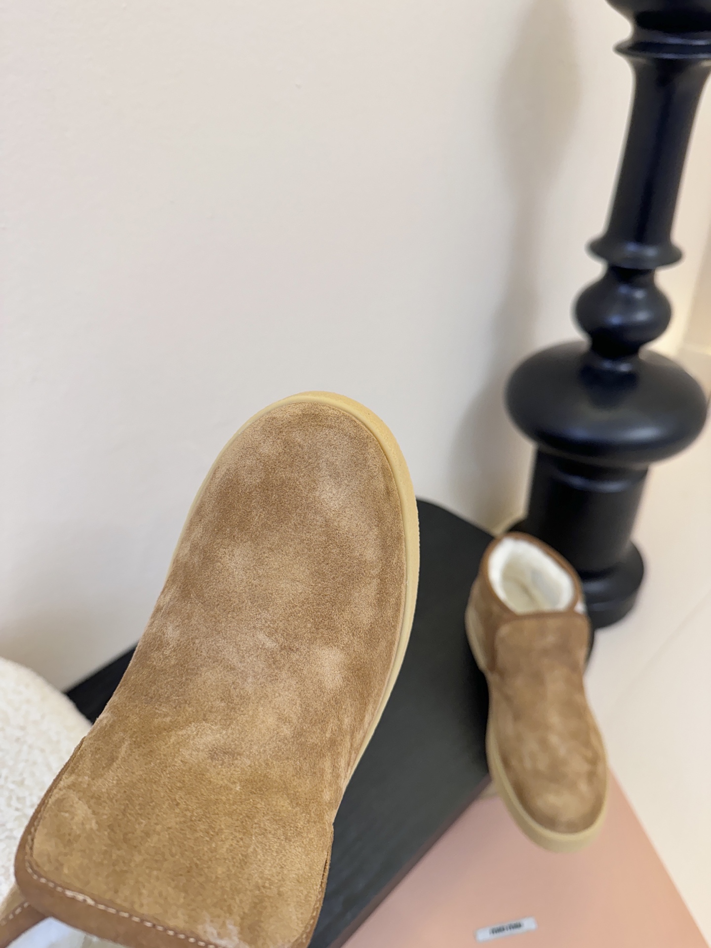 miumiu缪缪毛拖鞋2025秋冬新款棉鞋毛毛靴来自Miu Miu系列的细节特写 新季的潮流要素与此刻挚