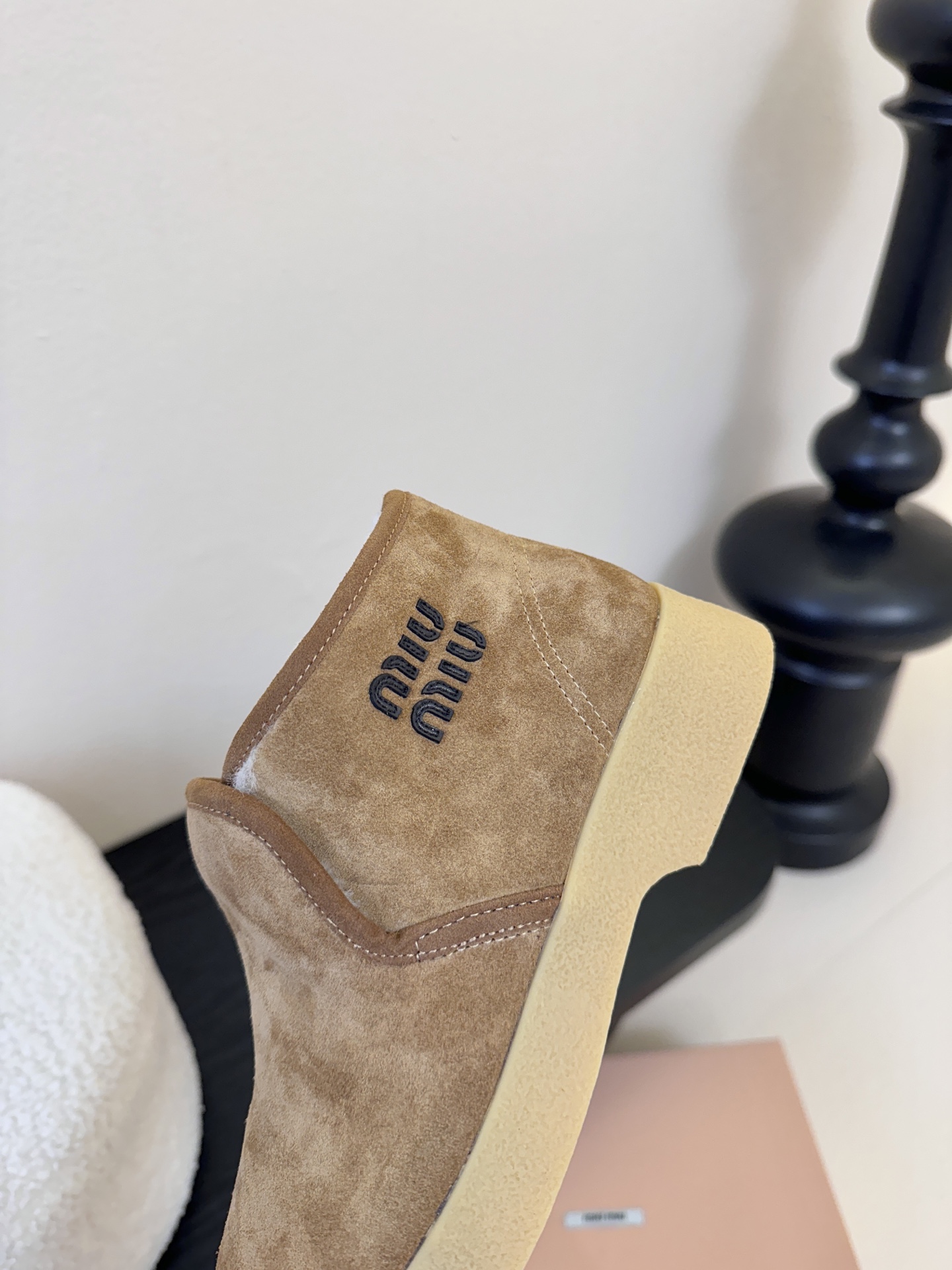 miumiu缪缪毛拖鞋2025秋冬新款棉鞋毛毛靴来自Miu Miu系列的细节特写 新季的潮流要素与此刻挚