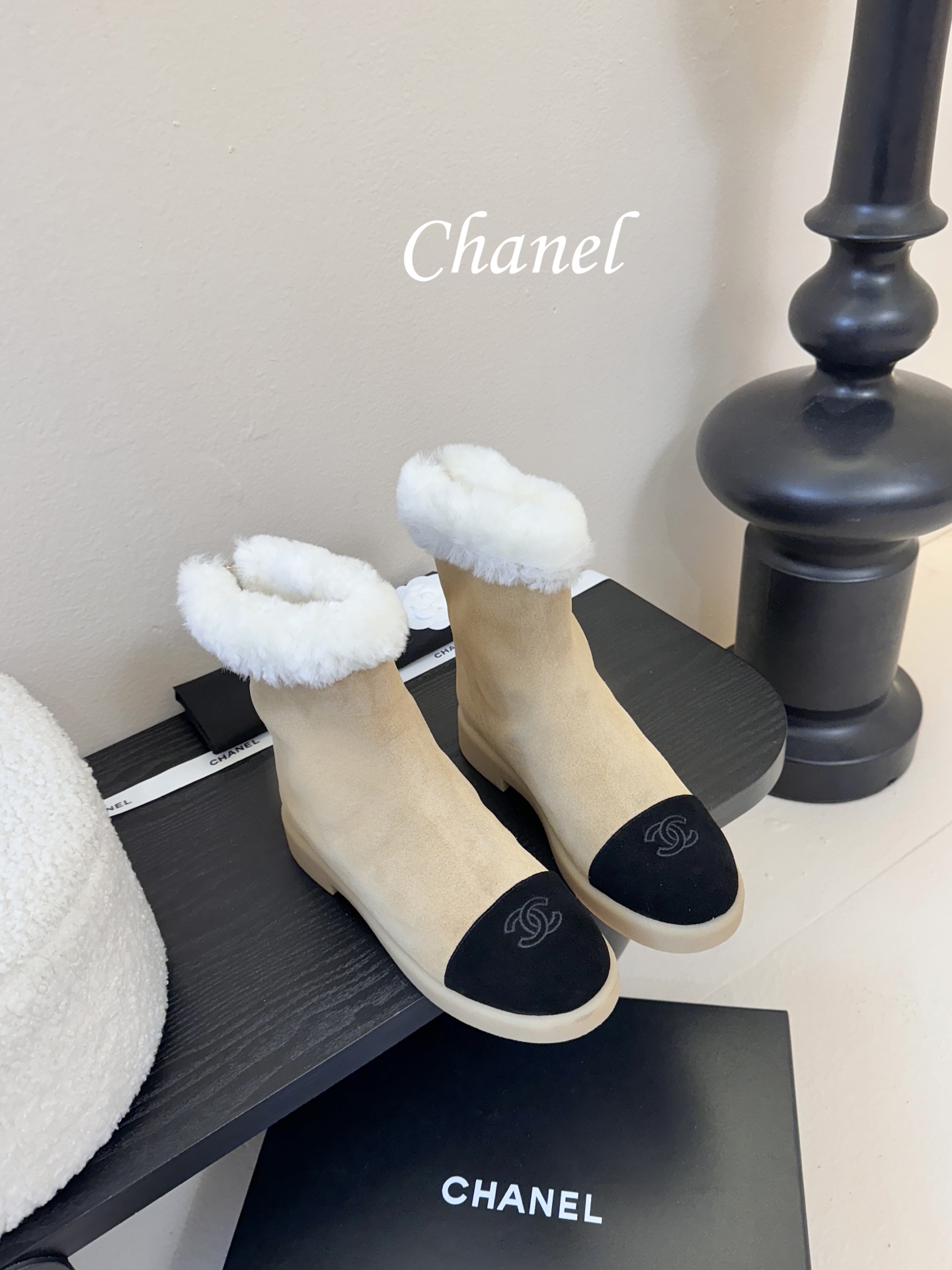 NO:593445,CHANEL Chanel * Xiaoxiang new autumn and winter snow boots knight boots library boots Chelsea boots are really handsome and fashionable representatives of Martin boots knight boots boots with Chanel letters embellishment, low-key yet luxurious!  Simple, fashionable, individual and grand!  The natural and smooth beauty has a beauty that amazes the time. You should also show off your long legs in winter ~ The upper is made of high silk suede and the lining is made of wool. The size is 35-39 (40 customizations are not returnable), snow boots, chanel, chanel, boots.19860909CHANEL香奈儿*小香秋冬新款雪地靴骑士靴库靴切尔西靴真的是帅气时尚的代表马丁靴骑士靴靴筒Chanel字母点缀 低调不失奢华！简约时尚个性又大气！自然流畅的美感,有种惊艳了时光的美感,冬日也要展现大长腿～ 鞋面高丝光牛反绒 内里羊毛里 码数35-39（40定制不退换）,雪地靴,chanel,chanel,boots,Women's Shoes