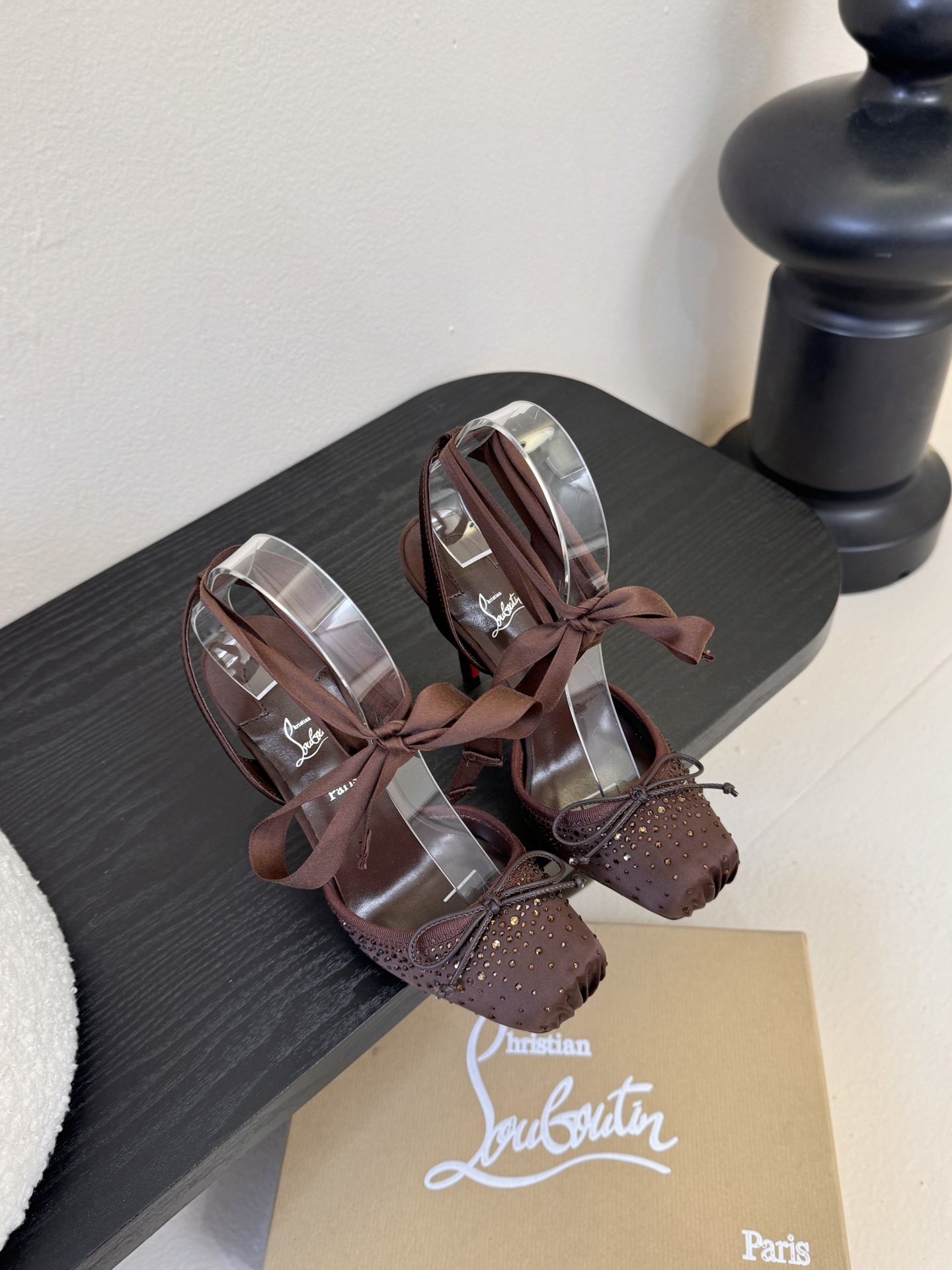 NO:593439,CL x Maison margin  Split-toe shoes. All three shoes are decorated with the designer's classic red sole, reinterpreting the classic split-toe design with exquisite craftsmanship. They are spliced into two separate pieces of material instead of the traditional split-toe cutting process, giving the shoes an elegant heart-shaped outline, just like the line of a woman's collarbone. This design cleverly echoes the concept of 'unconscious charm' advocated by Maison Margiela - those charming images deeply rooted in the collective subconscious, injecting a subtle and implicit sexy temperament into the classic Tabi shoes.  Margiela co-branded CL's fashion-subverting joint feast has ushered in another epic collision in the fashion world!  The joint series between Maison Margiela and CL is officially launched, instantly igniting the enthusiasm of fashion lovers around the world!  This cross-border collaboration is not only a perfect fusion of fashion and music, but also a subversive attempt to break conventions and reshape classics. Every item of Margiela's CL collaboration is full of bold design and unique artistic sense, from deconstructed jackets to futuristic accessories, every detail demonstrates Margiela's avant-garde aesthetics and CL's personality. Whether it is street style or high-end style, this series can satisfy all your imaginations about fashion!  Silk upper/diamond outsole Original molded outsole Size 35~41 (40.41 customized non-returnable), high heels and sandals, masion margiela, sandals, high heels, jackets & coats, real silk19860909CL x Maison margiel* 新品高跟凉鞋 Maison Margiela 与 Christian Louboutin 推出首个联名鞋履系列 全新合作以两种互相交融的设计理念为核 心,展现了时装设计师 John Galliano 与鞋履大师 Christian Louboutin 别具一格的创意语言 鞋款,巧妙融合了两大品牌的设计基因,呈现出独特风格与共通之处. Maison Margiela 标志性的 Tabi 分趾鞋.三款鞋履均饰以设计师经典的红底,以其精湛工艺重新诠释经典分趾设计通过两块独立材质拼接而成,而非传统的分趾切割工艺,赋予鞋款优雅的心形轮廓,宛如女性的锁骨线条.此设计巧妙呼应了 Maison Margiela 推崇的”无意识魅力”理念——那些深植于集体潜意识中的迷人意象,为经典 Tabi 鞋款注入了微妙而含蓄的性感气质. 马吉拉联名CL颠覆时尚的联名盛宴时尚圈又迎来了一次史诗级的碰撞！Maison Margiela与CL的联名系列正式登场,瞬间点燃全球潮流爱好者的热情！这场跨界合作不仅是时尚与音乐的完美融合,更是打破常规、重塑经典的颠覆性尝试. 马吉拉联名CL 的每一件单品都充满了大胆的设计与独特的艺术感,从解构主义的外套到未来感十足的配饰,每一处细节都彰显着马吉拉的前卫美学与CL的个性态度.无论是街头风还是高定范儿,这个系列都能满足你对时尚的所有想象！ 鞋面真丝/钻 大底原版开模大底 码数35~41码（40.41定制不退换）,高跟鞋凉鞋,masion margiela,sandals,high heels,jackets & coats,real silk,Women's Shoes