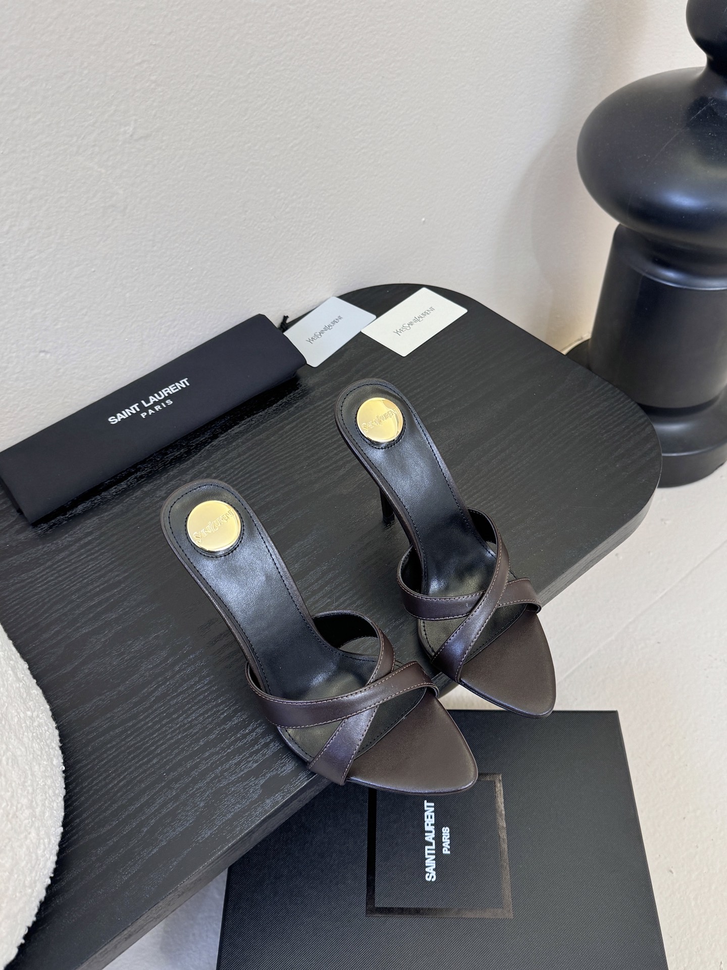 NO:593437,Saint Lauren* ss new YSL Logo high-heeled shoes and drag Ysl catwalk style high-heeled shoes. Match them with various small skirts. You don’t have to choose the shape of your feet at all. Ysl Logo heels are particularly beautiful!  Under the illumination of the light, the illusion of color appears. It is so beautiful that the whiteness of the upper toes makes people look head-high!  Unleash the infinite elegance and charm and explore more high-heeled shoes!  Fabric cowhide, sheepskin lining, outsole, leather outsole, size 35-40 (40 customized), high heels and slippers, saint laurent, saint laurent, saint laurent, high heels, slippers, skirts, cowhide, sheepskin, Leather soles19860909圣罗兰Saint Lauren* ss新YSL Logo高跟鞋拖 Ysl走秀款高跟鞋 各种小裙子搭配起来 完全不挑脚型哦 Ysl Logo跟特别好看！在光线的照耀下呈现幻彩 真的美的过分 上脚显白的让人上头！释放无限优雅魅力 探索更多臻选高跟鞋！ 面料牛皮 内里羊皮 大底真皮大底 码数35-40（40定制）,高跟鞋拖鞋,saint laurent,saint laurent,saint laurent,high heels,slippers,skirts,cowhide,sheepskin,Leather soles,Women's Shoes