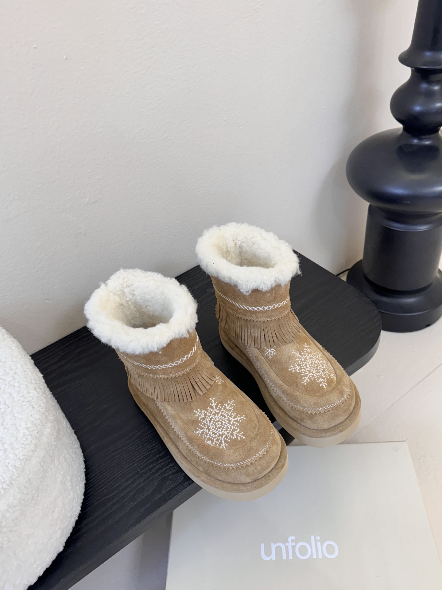 NO:593431,Purchasing agent quality, one to one reproduction, zero difference in details  unfolio's super cute LUMI snow boots are exquisite and relaxed, just the right fashion. They are inspired by the essence of traditional Inuit warm shoes. They use natural materials to resist wind and snow, and reconstruct the shape of the boot shaft with the brand's unique stacking feel. The snowflake embroidery on the boot body brings a warm winter atmosphere, and the tassels add a sense of agility when walking. The exquisite hand-stitching process improves the durability of the shoes. You can feel the solid warmth and comfort every time you walk. Color  Soft and easy to adapt to all kinds of winter wear. The upper is made of environmentally friendly synthetic leather, which is durable and easy to clean. It is worry-free in daily care. The exquisite embroidery echoes the winter intention in the design inspiration. The thick wool blend material is fluffy and warm, and can firmly lock the foot temperature in low temperature environments. The boot shape is round and full, accommodating more foot types, taking into account comfort and neatness. The sole is made of 2.5 cm EVA foam material, lightweight and burdenless., snow boots, boots19860909代购品质  一比一复刻,细节零差距 unfolio超可爱LUMI雪地靴,打造精巧松弛,恰到好处的时尚,灵感源自因纽特人传统保暖鞋履的精髓,以自然材质抵御风雪,以品牌特有的堆叠感重构靴筒形态,靴身雪花刺绣自带的冬日的温润气息,流苏增添行走时的灵动感,精巧手缝工艺提升鞋履耐穿度,每一步行走都能感受到踏实的温暖与舒适,色调柔和,轻松适配冬日各类穿搭,鞋面采用环保合成革,抗造且易清洁,日常打理省心,精致刺绣,呼应设计灵感中的冬日意向,厚实羊毛混纺材质,蓬松保暖性强,低温环境下能牢牢锁住脚步温度,靴型圆润饱满,包容更多脚型,兼顾舒适与利落感,鞋底为2.5厘米EVA发泡材质,轻巧无负担.,雪地靴,boots,Women's Shoes