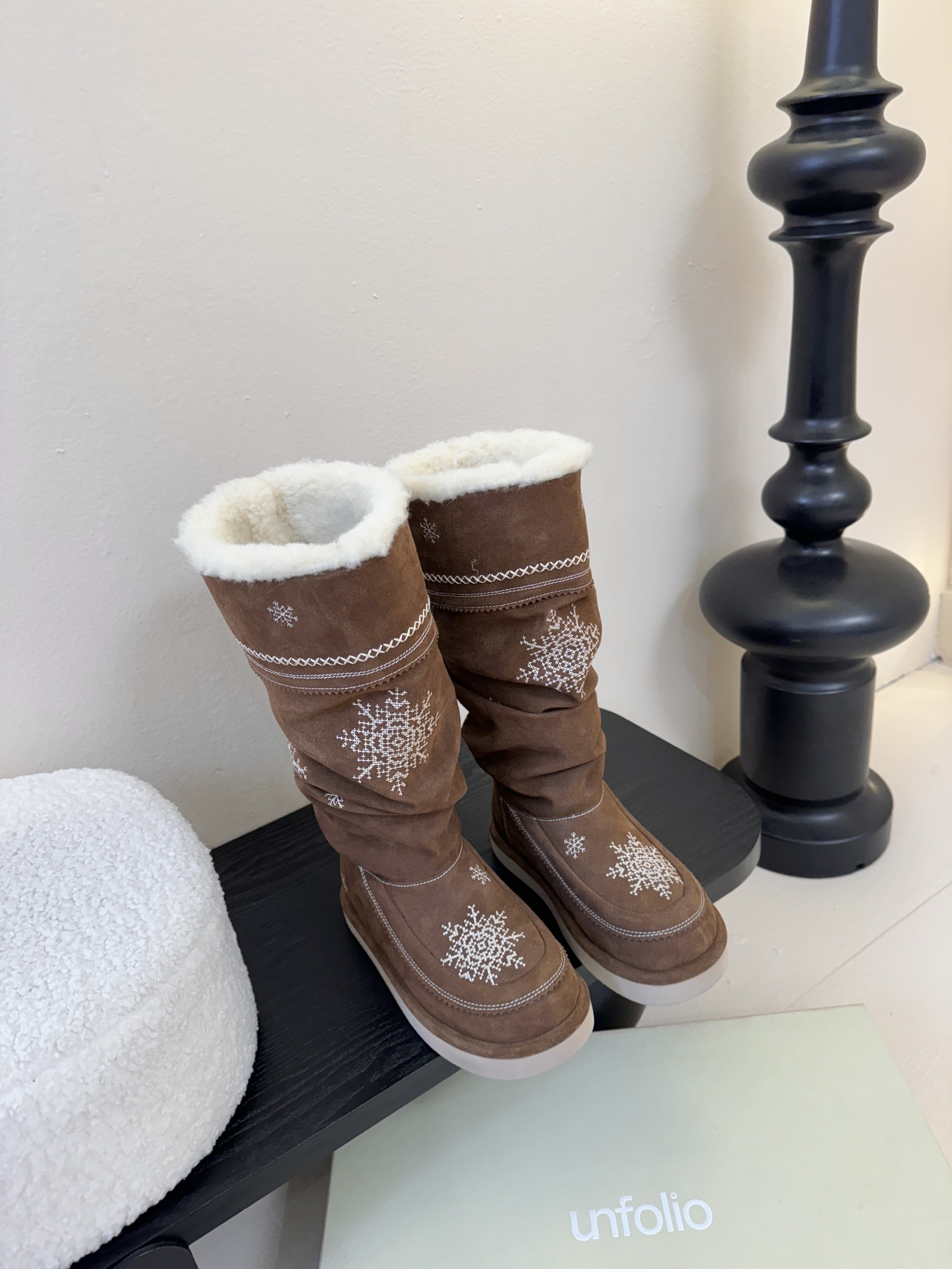 NO:593433,Purchasing agent quality, one to one reproduction, zero difference in details  unfolio's super cute LUMI snow boots are exquisite and relaxed, just the right fashion. They are inspired by the essence of traditional Inuit warm shoes. They use natural materials to resist wind and snow, and reconstruct the shape of the boot shaft with the brand's unique stacking feel. The snowflake embroidery on the boot body brings a warm winter atmosphere, and the tassels add a sense of agility when walking. The exquisite hand-stitching process improves the durability of the shoes. You can feel the solid warmth and comfort every time you walk. Color  Soft and easy to adapt to all kinds of winter wear. The upper is made of environmentally friendly synthetic leather, which is durable and easy to clean. It is worry-free in daily care. The exquisite embroidery echoes the winter intention in the design inspiration. The thick wool blend material is fluffy and warm, and can firmly lock the foot temperature in low temperature environments. The boot shape is round and full, accommodating more foot types, taking into account comfort and neatness. The sole is made of 2.5 cm EVA foam material, lightweight and burdenless., snow boots, boots19860909代购品质 一比一复刻,细节零差距 unfolio超可爱LUMI雪地靴,打造精巧松弛,恰到好处的时尚,灵感源自因纽特人传统保暖鞋履的精髓,以自然材质抵御风雪,以品牌特有的堆叠感重构靴筒形态,靴身雪花刺绣自带的冬日的温润气息,流苏增添行走时的灵动感,精巧手缝工艺提升鞋履耐穿度,每一步行走都能感受到踏实的温暖与舒适,色调柔和,轻松适配冬日各类穿搭,鞋面采用环保合成革,抗造且易清洁,日常打理省心,精致刺绣,呼应设计灵感中的冬日意向,厚实羊毛混纺材质,蓬松保暖性强,低温环境下能牢牢锁住脚步温度,靴型圆润饱满,包容更多脚型,兼顾舒适与利落感,鞋底为2.5厘米EVA发泡材质,轻巧无负担.,雪地靴,boots,Women's Shoes