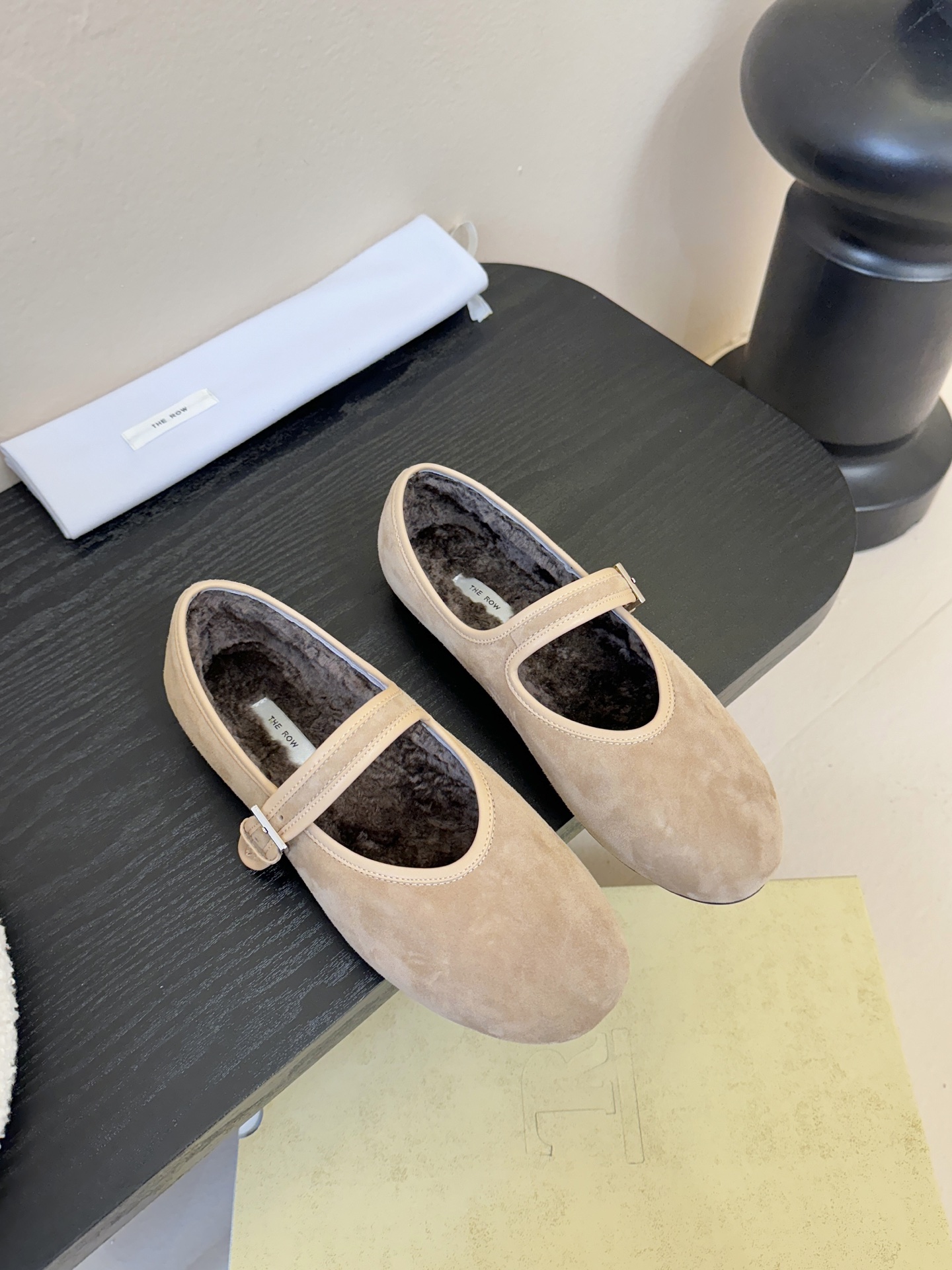 The ro*新款极简主义拼色魔术贴休闲鞋！这款低帮运动鞋是打造极简主义休闲夏日衣橱的理想穿搭之选，采用