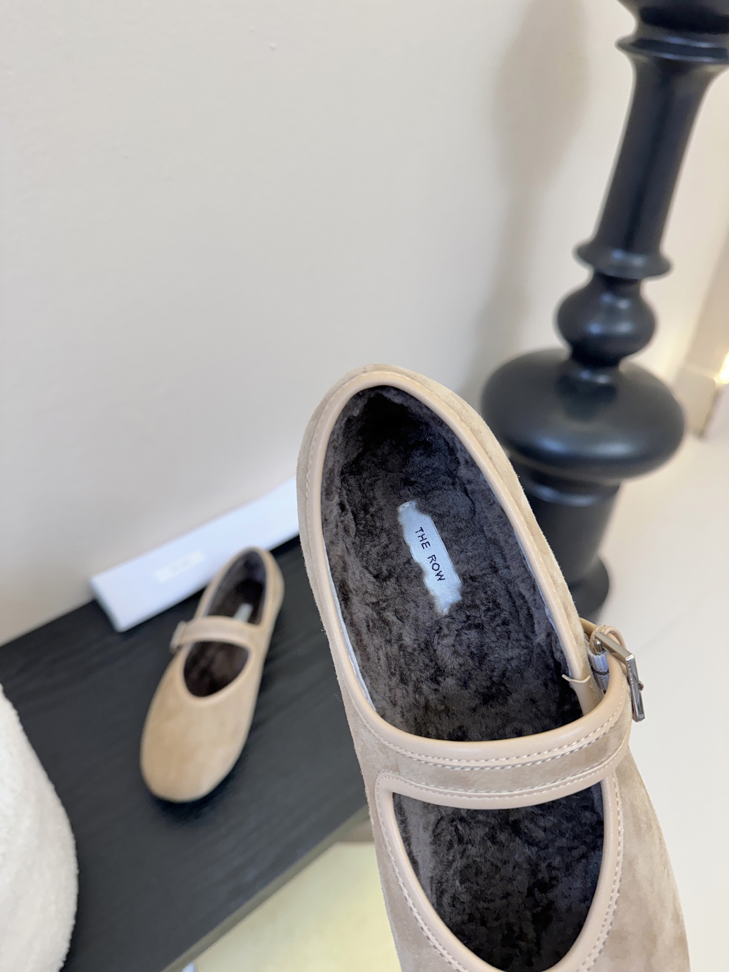 The ro*新款极简主义拼色魔术贴休闲鞋！这款低帮运动鞋是打造极简主义休闲夏日衣橱的理想穿搭之选，采用