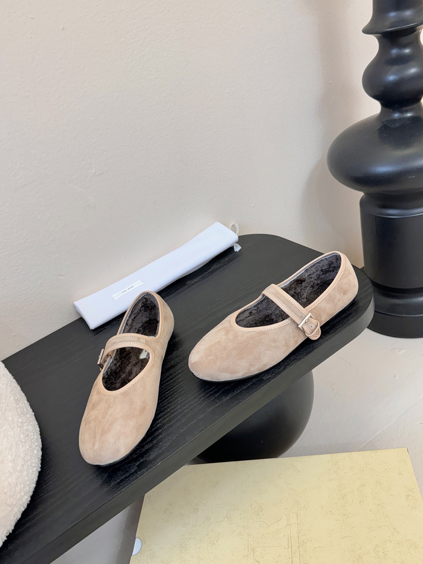 The ro*新款极简主义拼色魔术贴休闲鞋！这款低帮运动鞋是打造极简主义休闲夏日衣橱的理想穿搭之选，采用