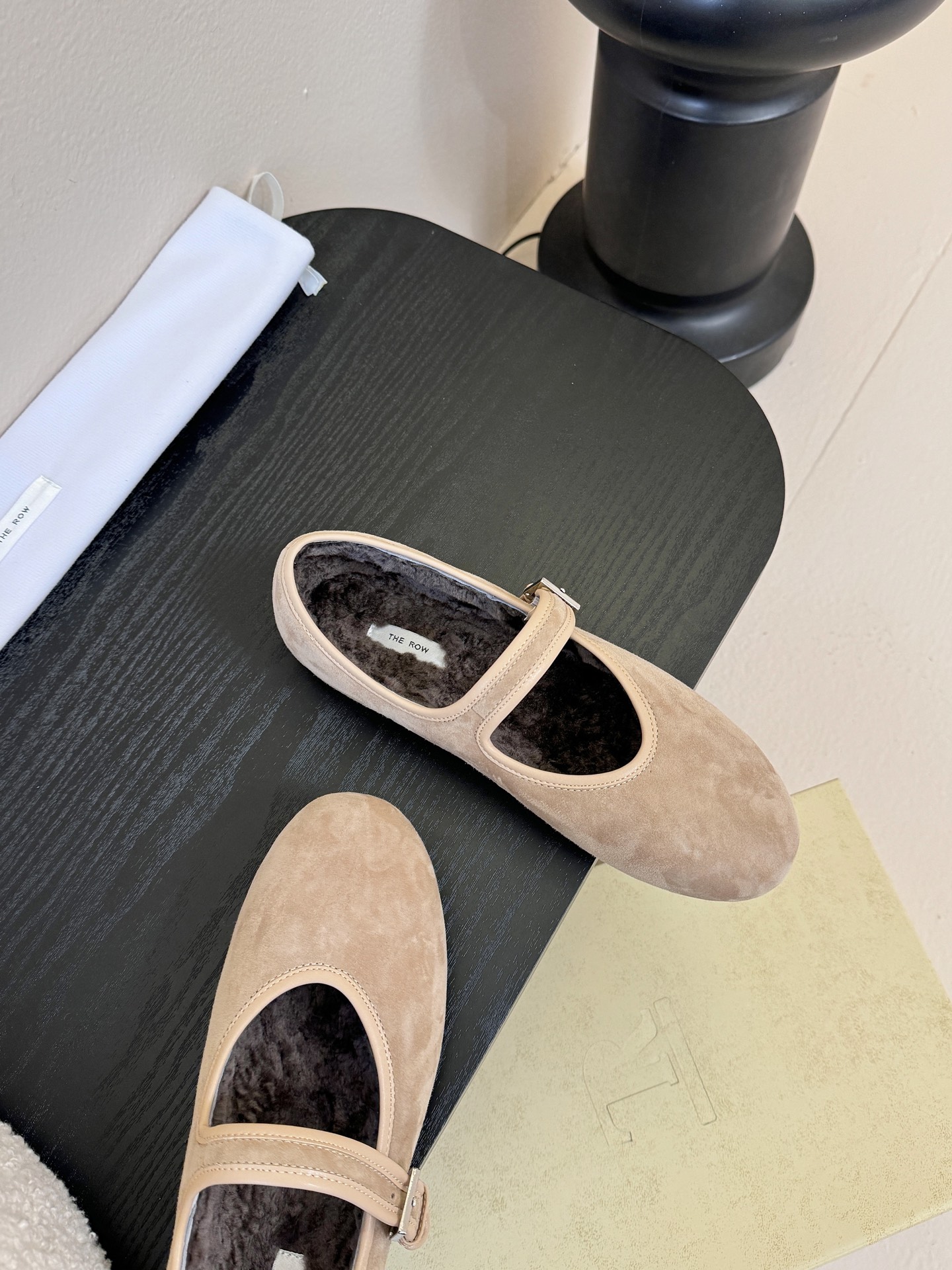 The ro*新款极简主义拼色魔术贴休闲鞋！这款低帮运动鞋是打造极简主义休闲夏日衣橱的理想穿搭之选，采用