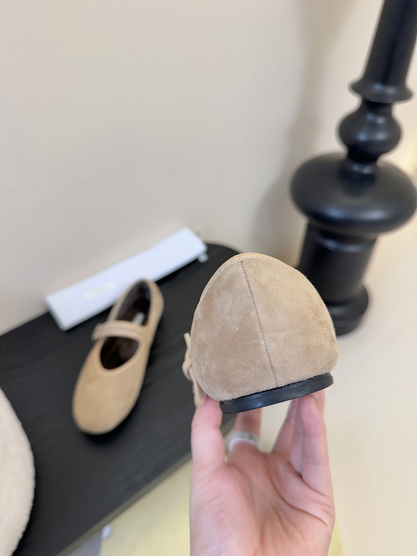 The ro*新款极简主义拼色魔术贴休闲鞋！这款低帮运动鞋是打造极简主义休闲夏日衣橱的理想穿搭之选，采用