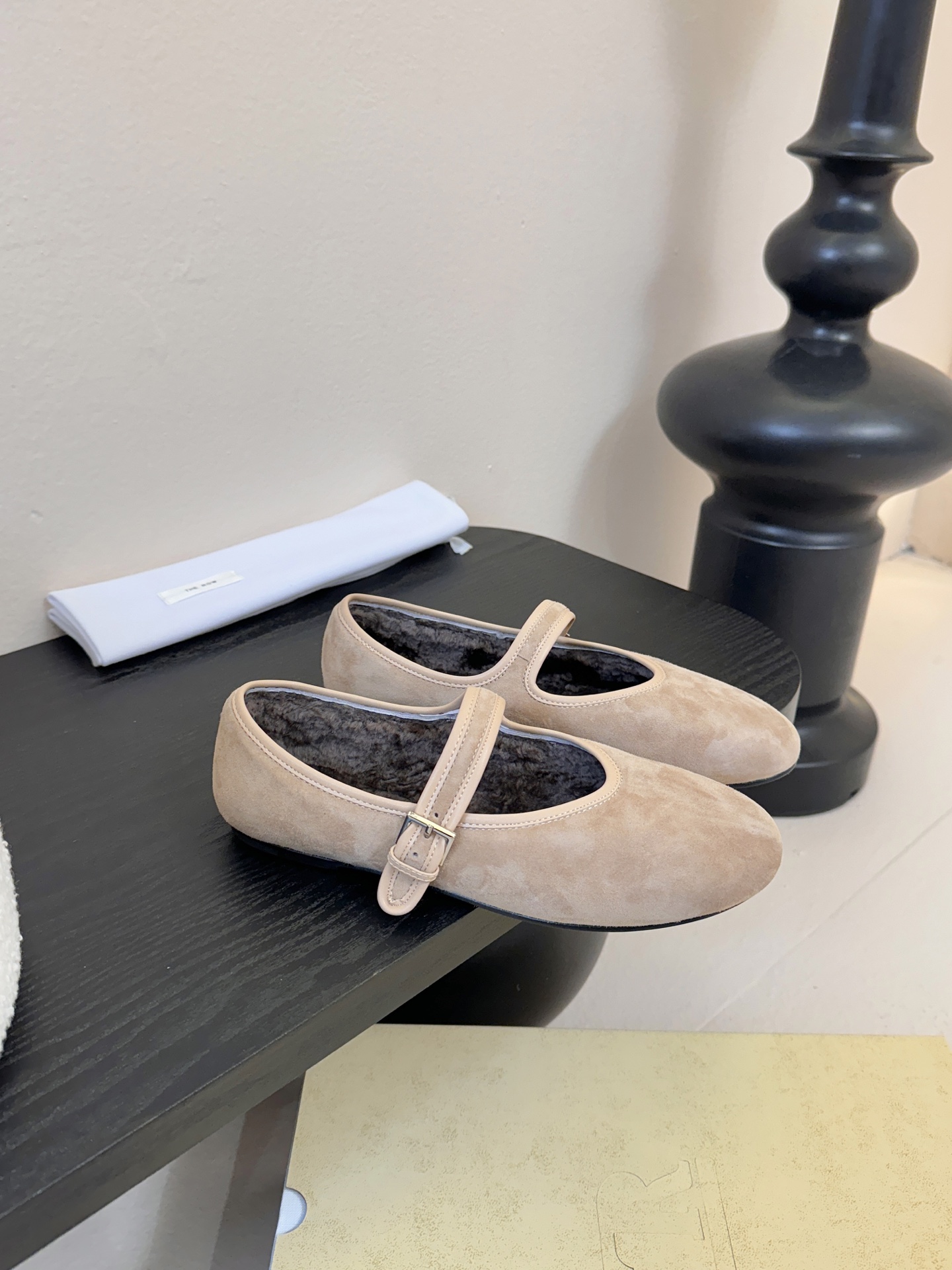 The ro*新款极简主义拼色魔术贴休闲鞋！这款低帮运动鞋是打造极简主义休闲夏日衣橱的理想穿搭之选，采用