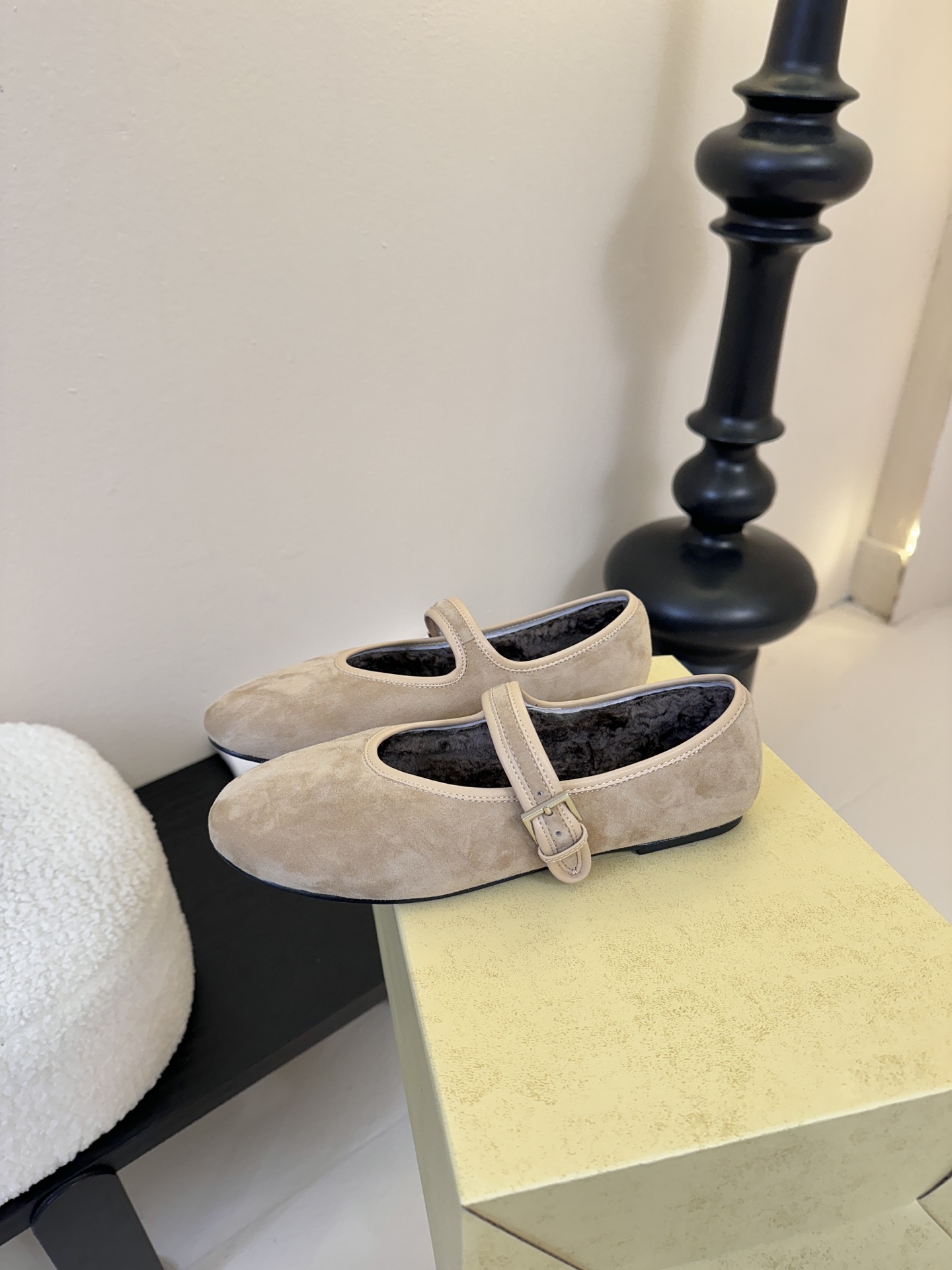 The ro*新款极简主义拼色魔术贴休闲鞋！这款低帮运动鞋是打造极简主义休闲夏日衣橱的理想穿搭之选，采用