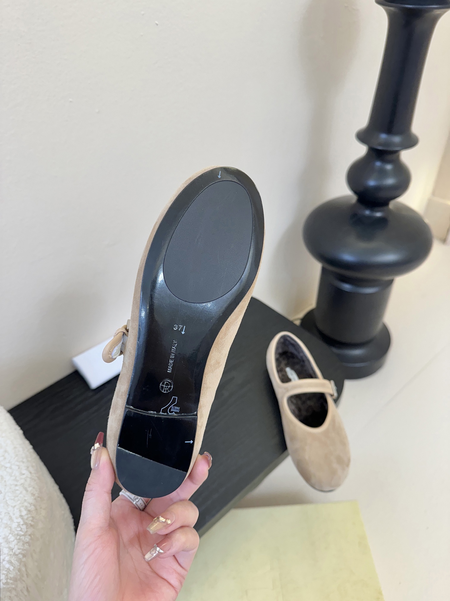 The ro*新款极简主义拼色魔术贴休闲鞋！这款低帮运动鞋是打造极简主义休闲夏日衣橱的理想穿搭之选，采用