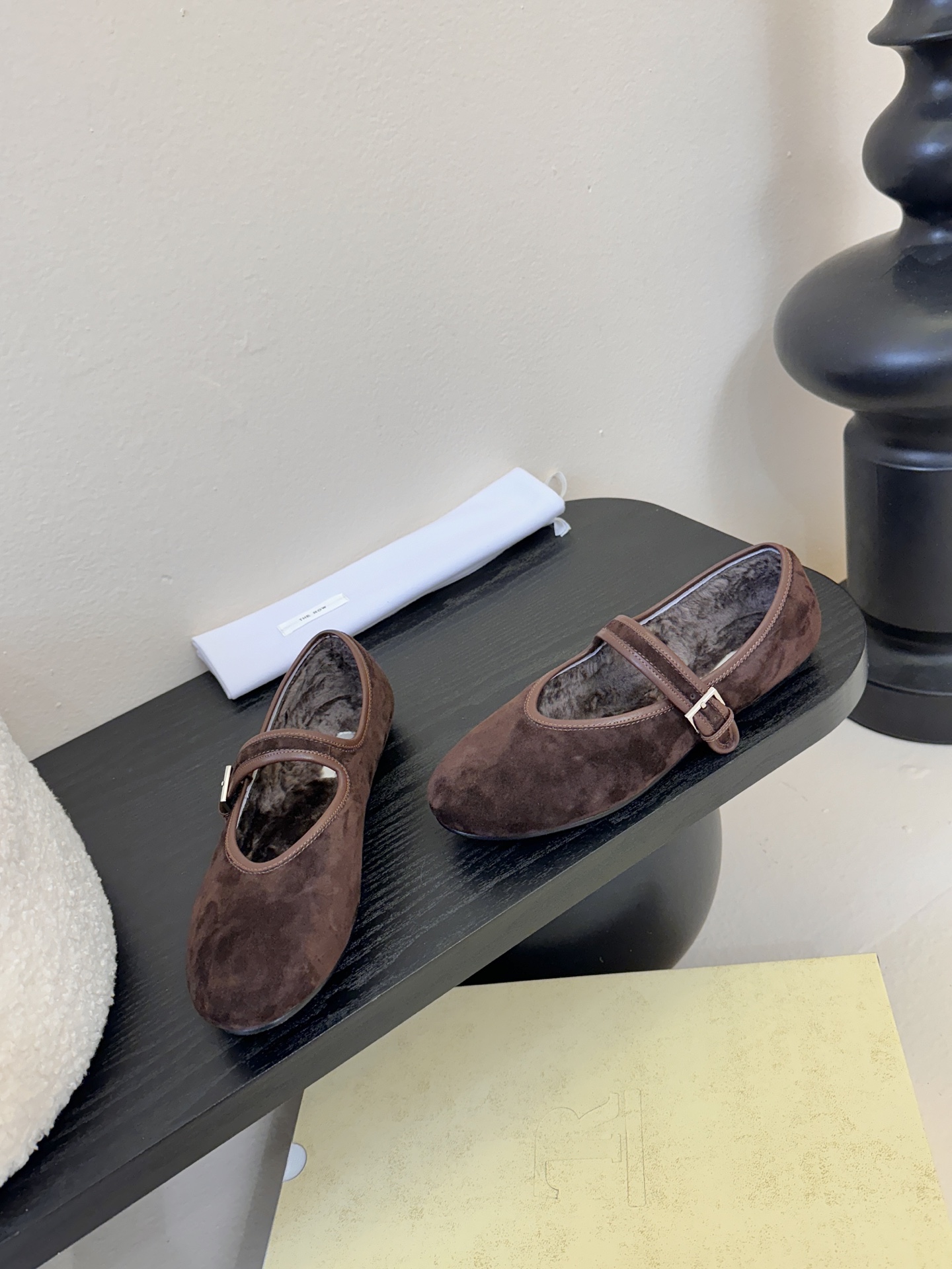 The ro*新款极简主义拼色魔术贴休闲鞋！这款低帮运动鞋是打造极简主义休闲夏日衣橱的理想穿搭之选，采用