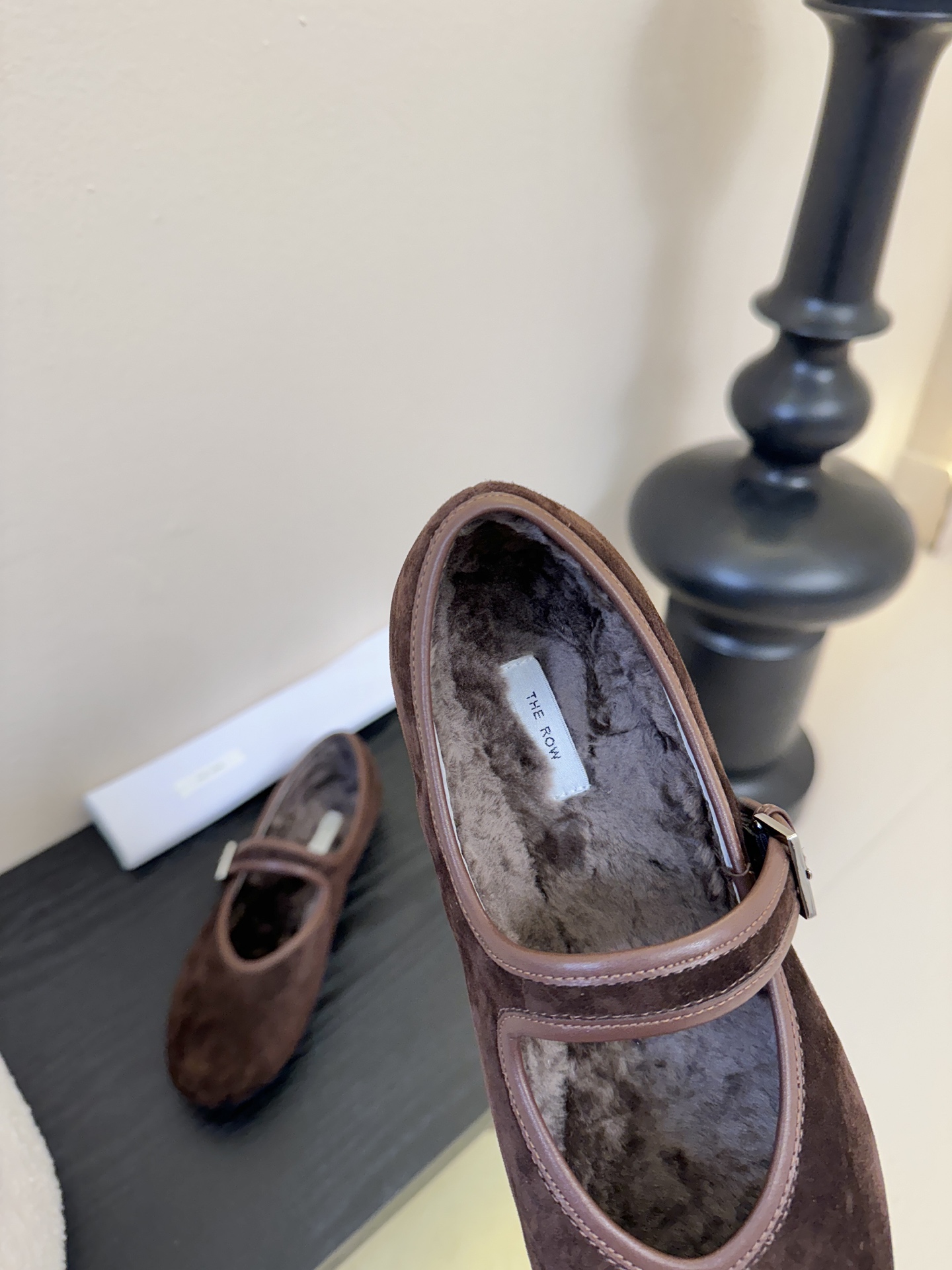 The ro*新款极简主义拼色魔术贴休闲鞋！这款低帮运动鞋是打造极简主义休闲夏日衣橱的理想穿搭之选，采用