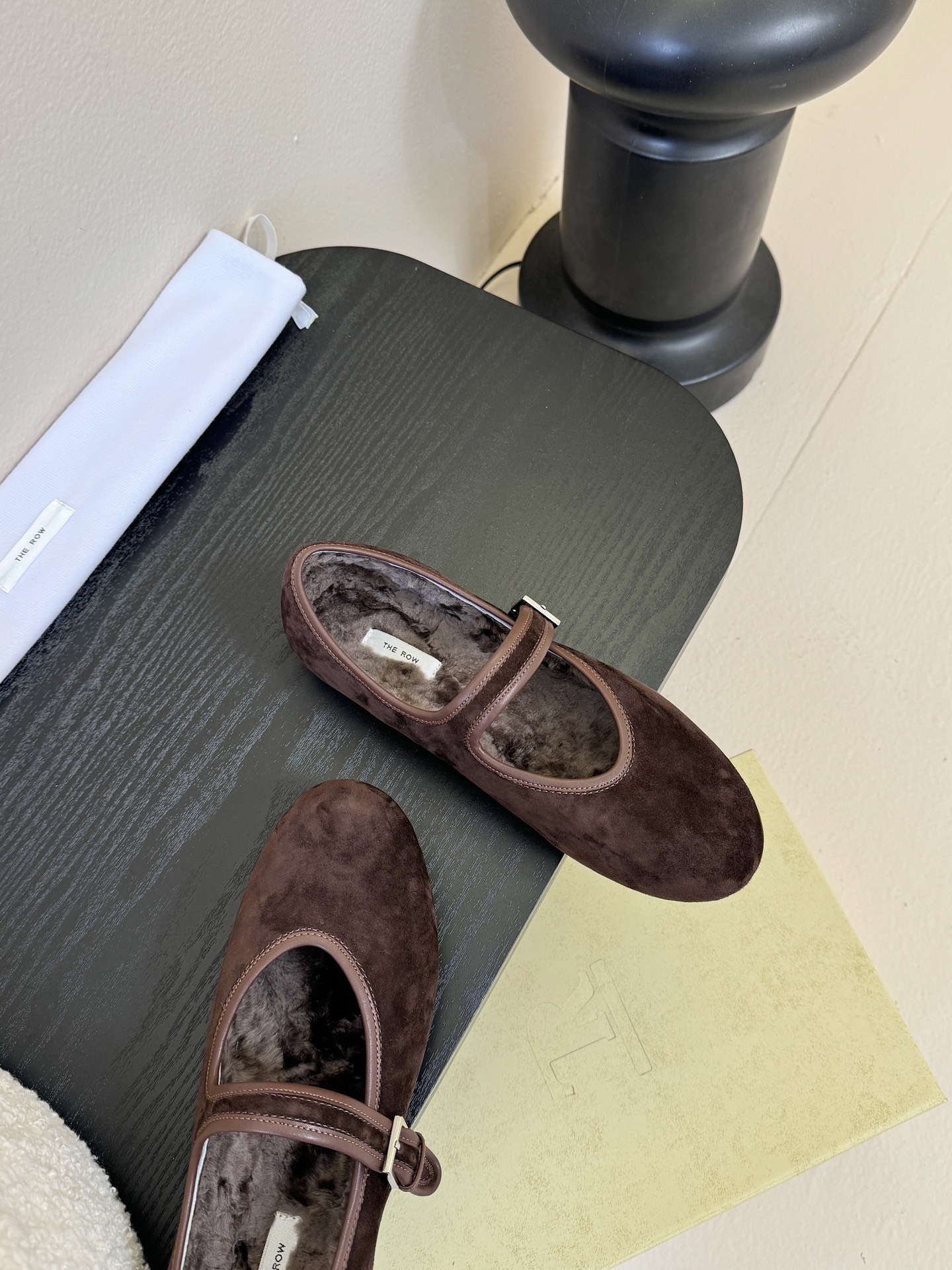 The ro*新款极简主义拼色魔术贴休闲鞋！这款低帮运动鞋是打造极简主义休闲夏日衣橱的理想穿搭之选，采用