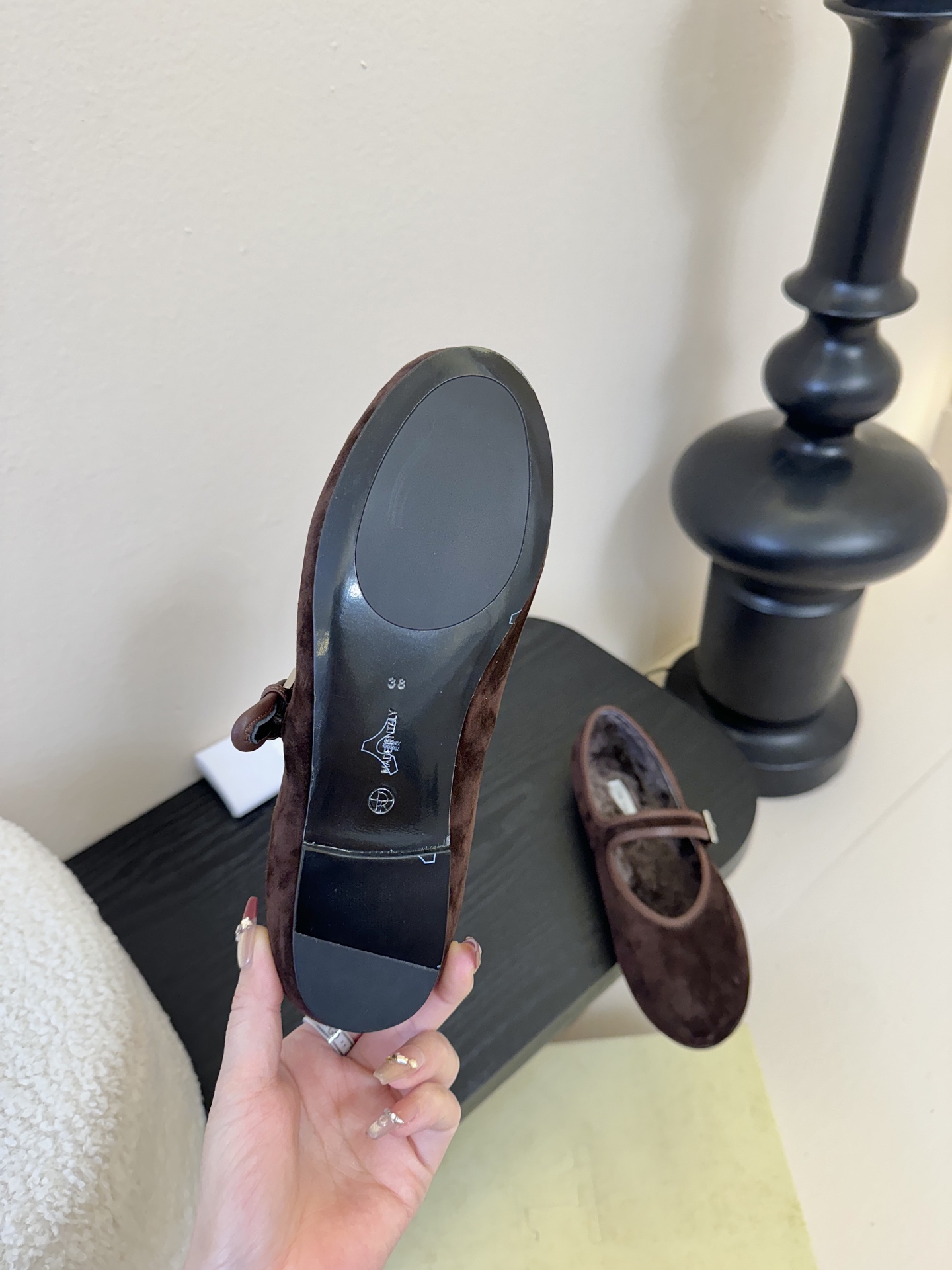 The ro*新款极简主义拼色魔术贴休闲鞋！这款低帮运动鞋是打造极简主义休闲夏日衣橱的理想穿搭之选，采用